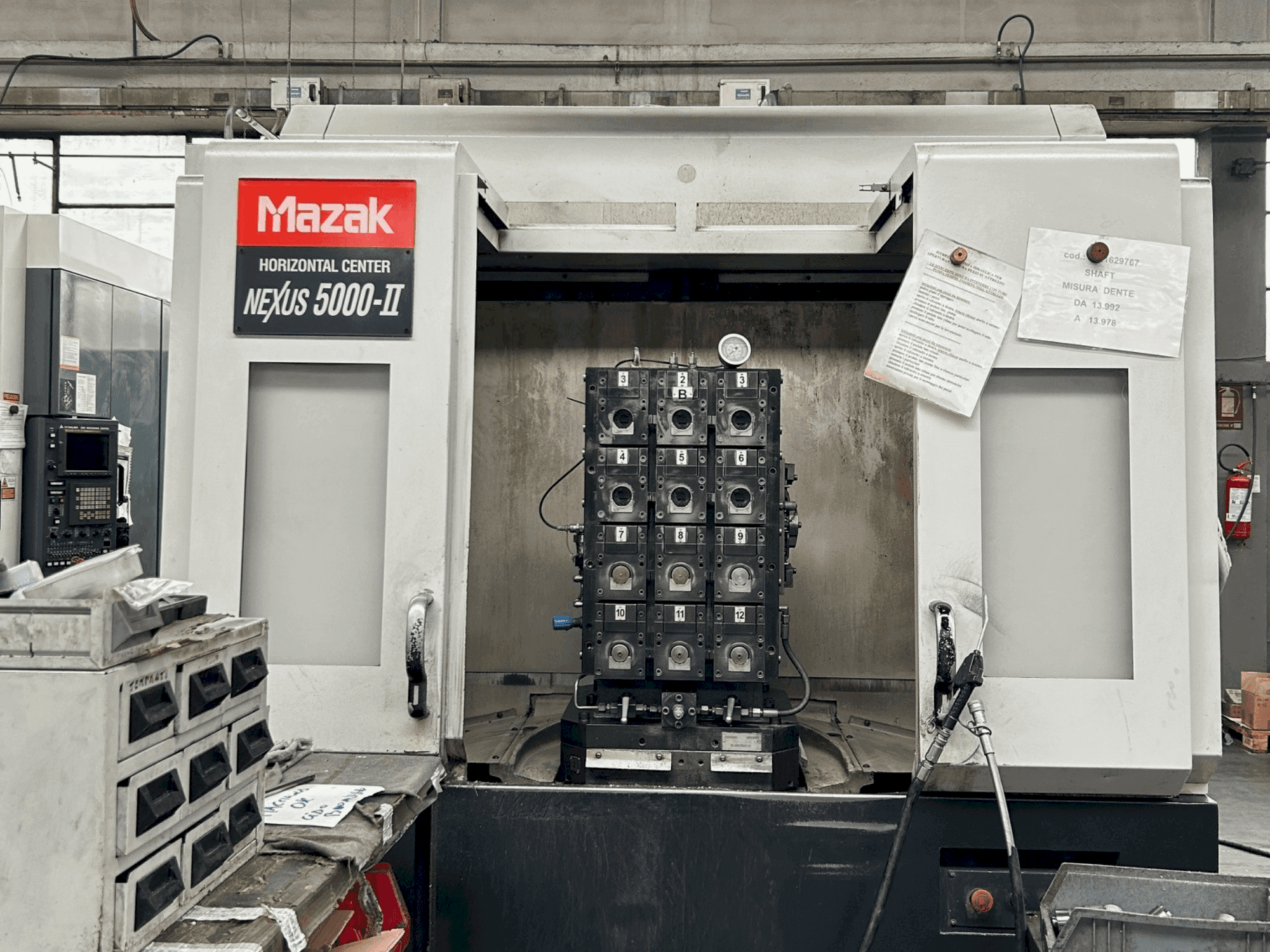 Čelní pohled na Mazak NEXUS 5000 II stroj