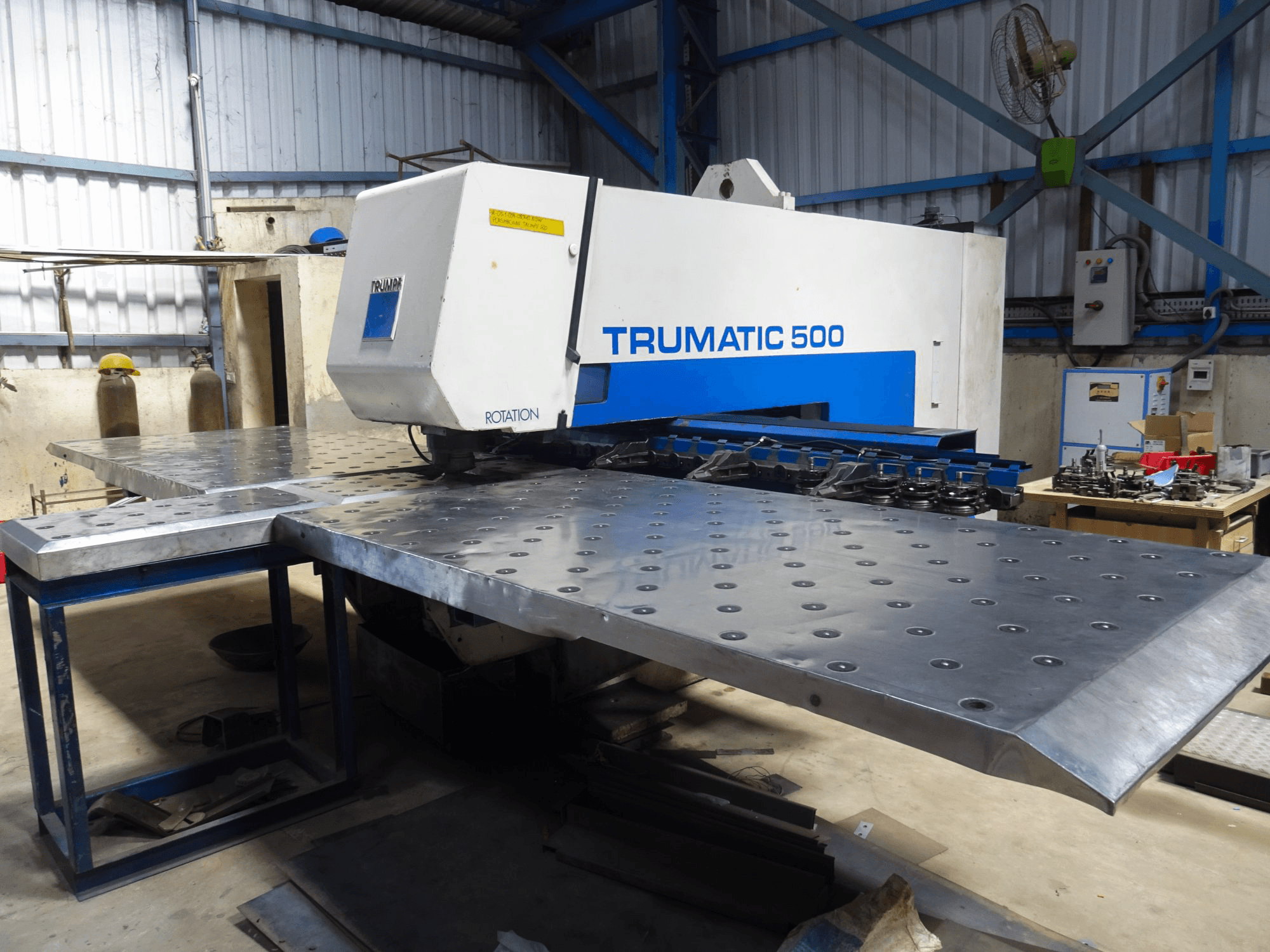 Pravý pohled na Trumpf Trumatic 500 stroj