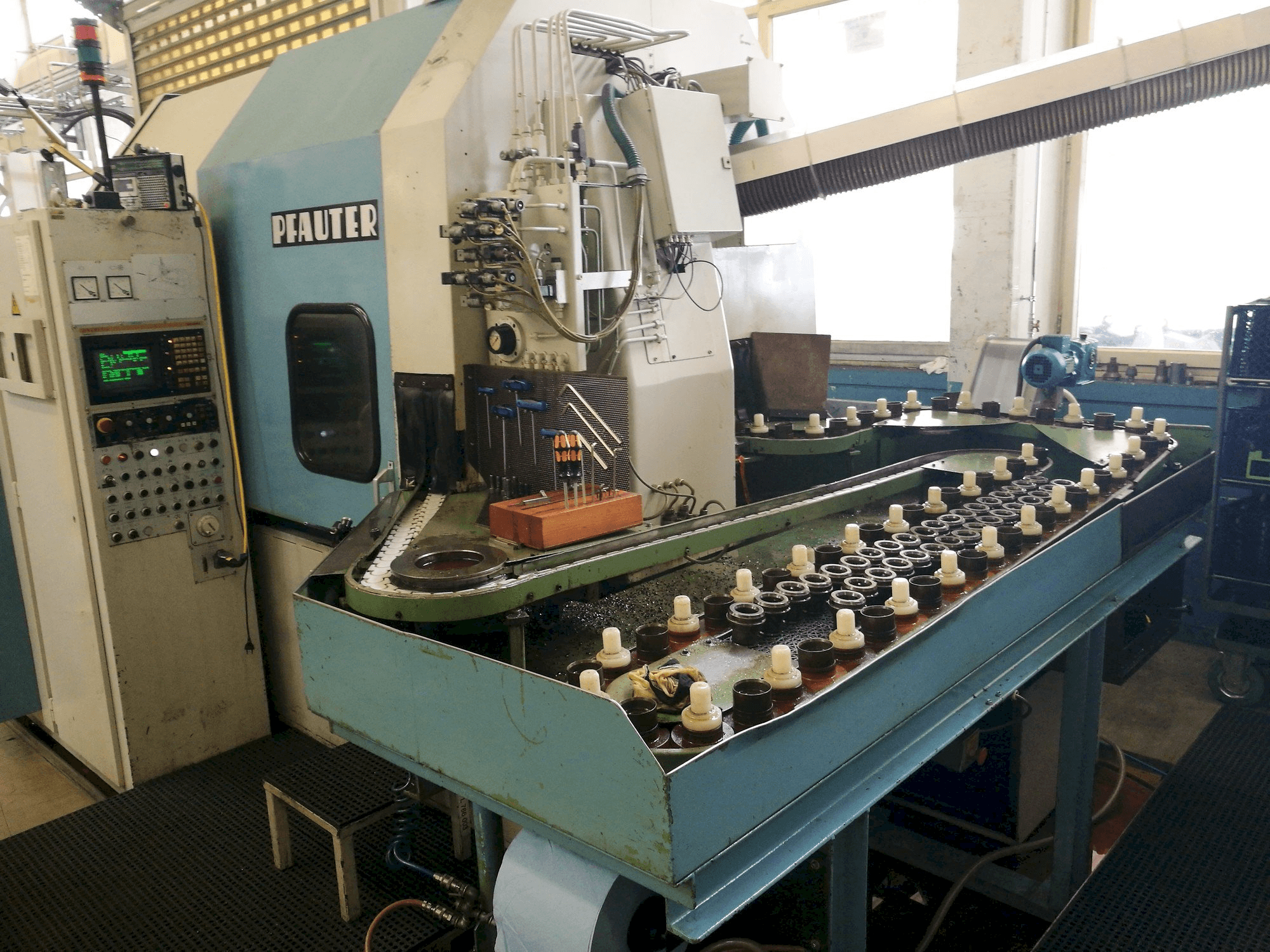 Čelní pohled na Pfauter PA 320 NC stroj