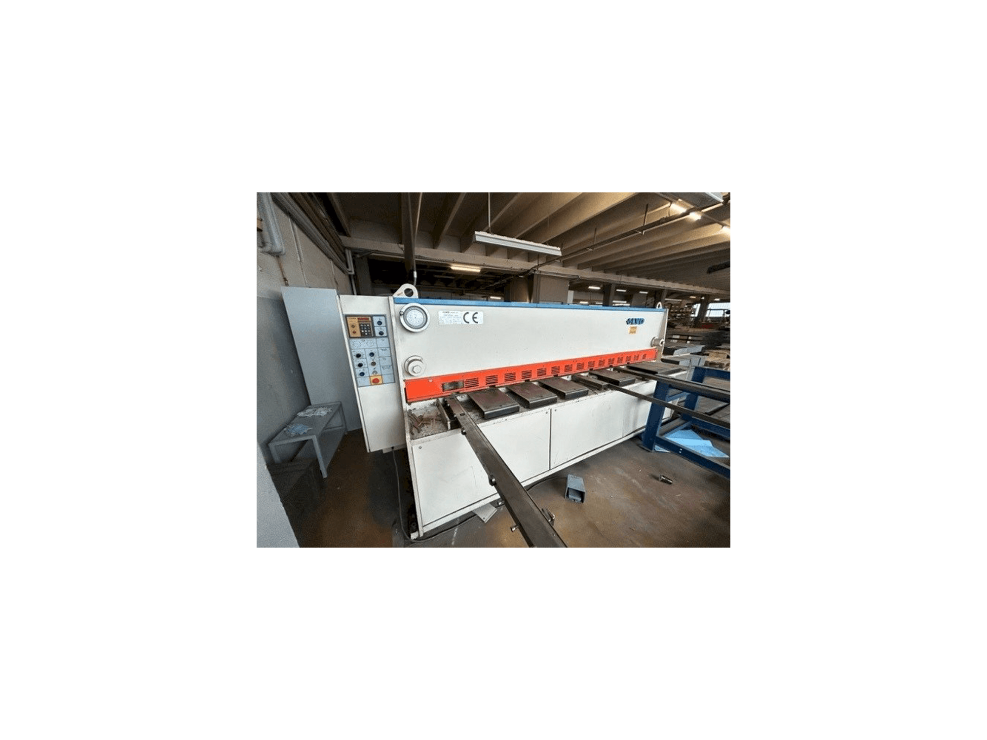 Čelní pohled na LVD HST-C 31/6 stroj