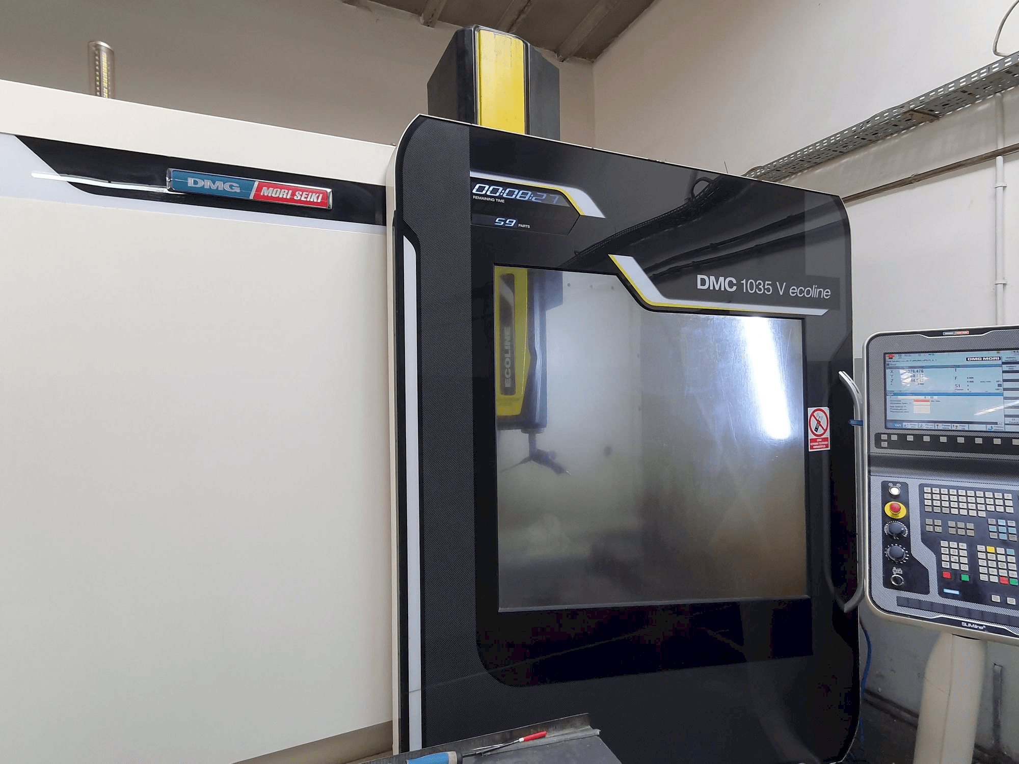 Čelní pohled na DMG MORI DMC 1035V Ecoline stroj