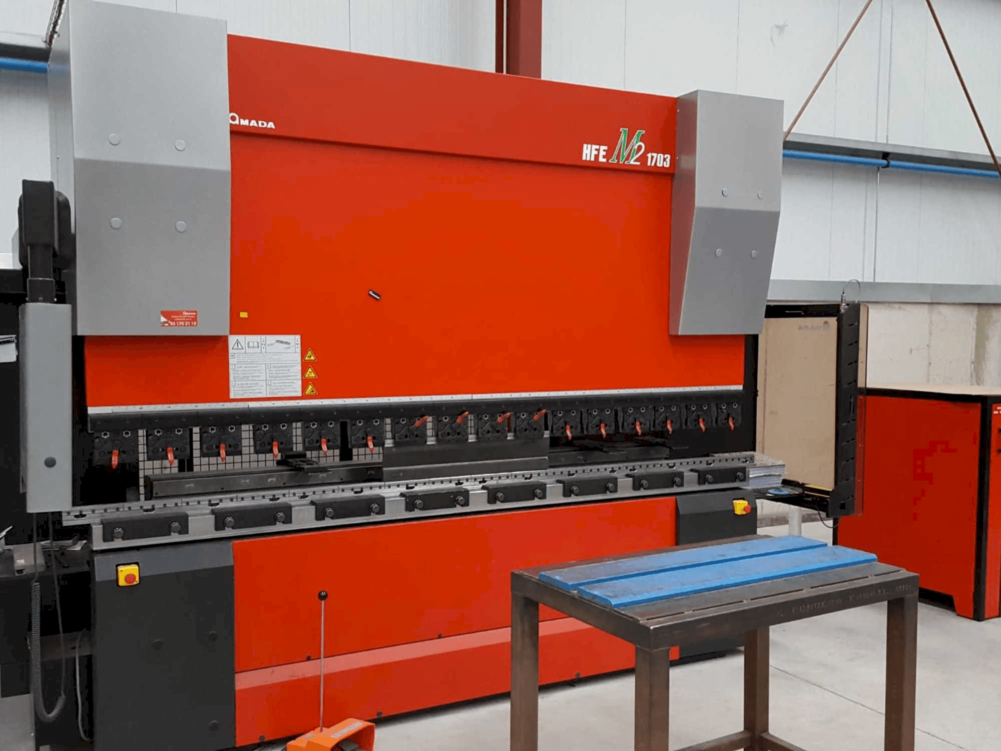 Čelní pohled na AMADA HFE M2-EVO 1703 stroj