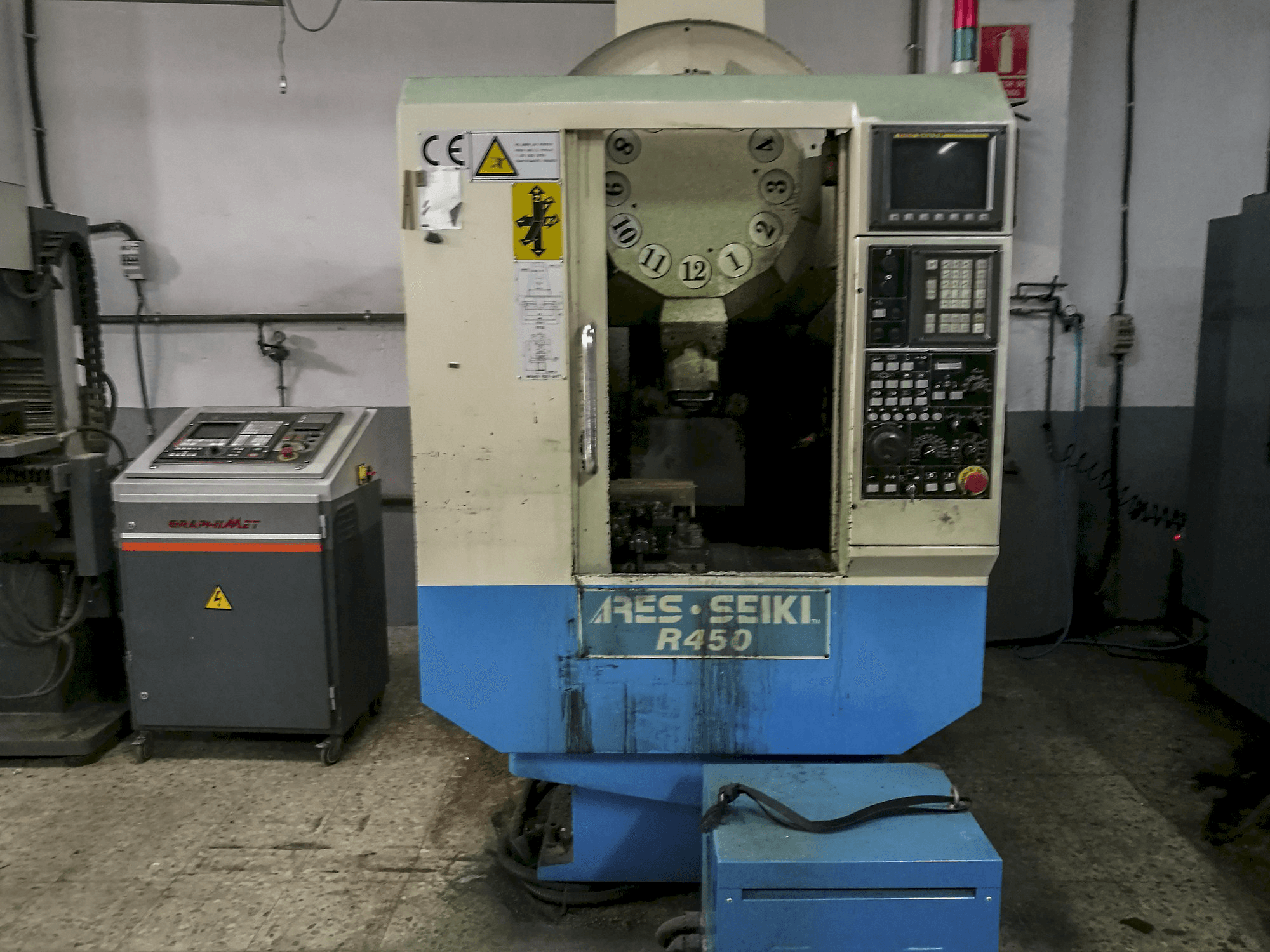 Čelní pohled na ARES TC-450 stroj