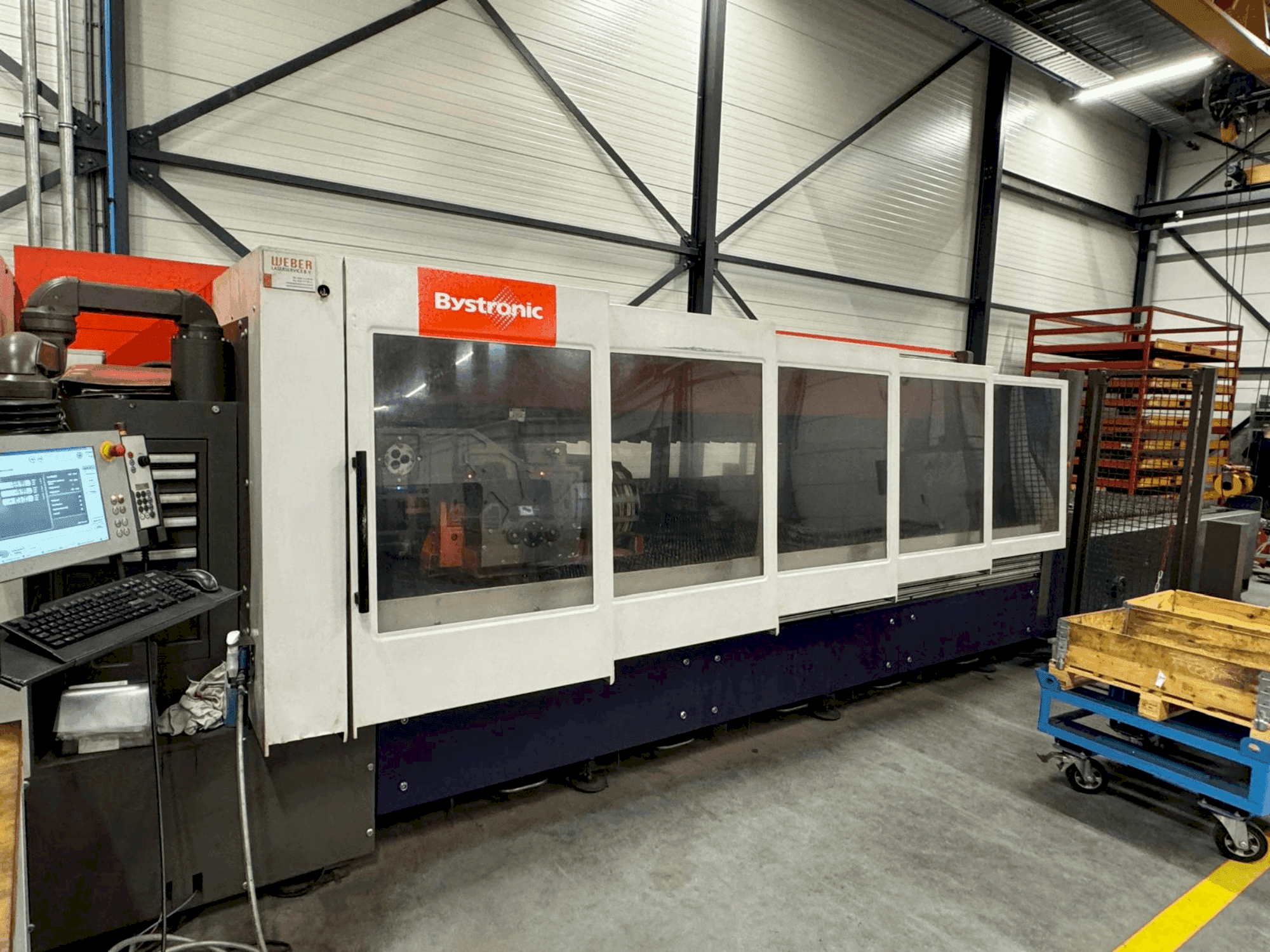 Čelní pohled na Bystronic BySpeed 3015 stroj
