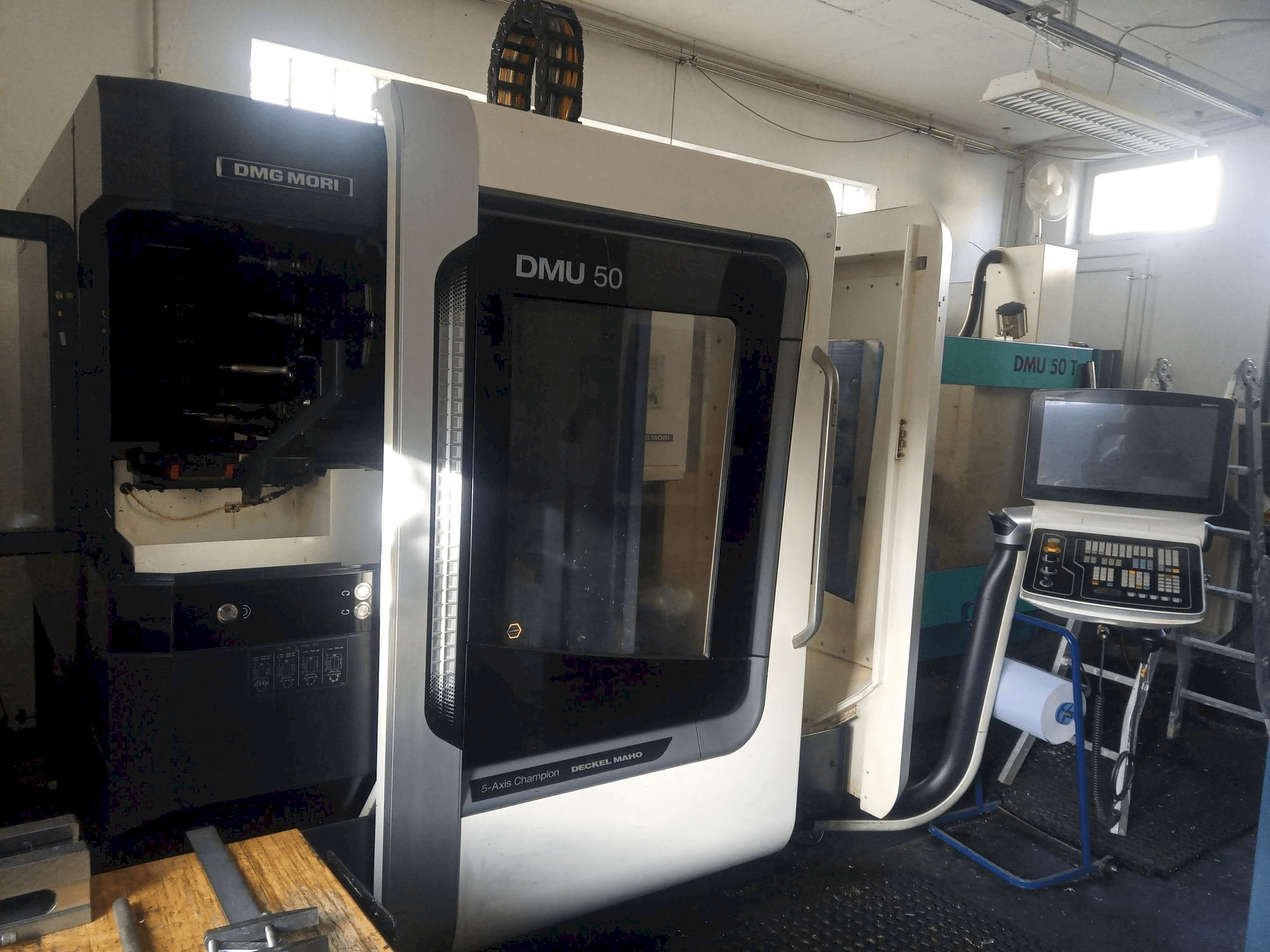 Čelní pohled na DMG MORI DMU 50 stroj