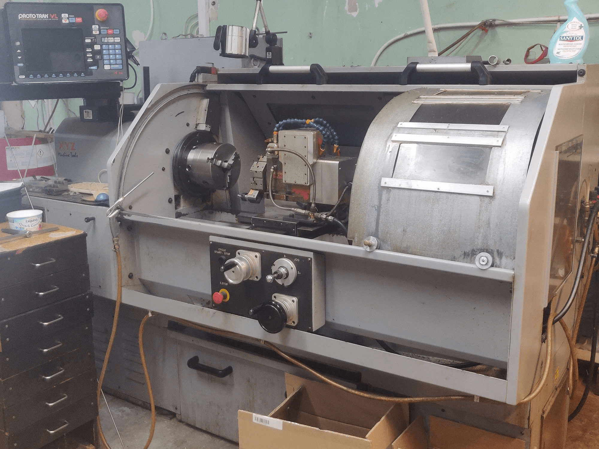 Levý boční pohled na XYZ VL355 stroj