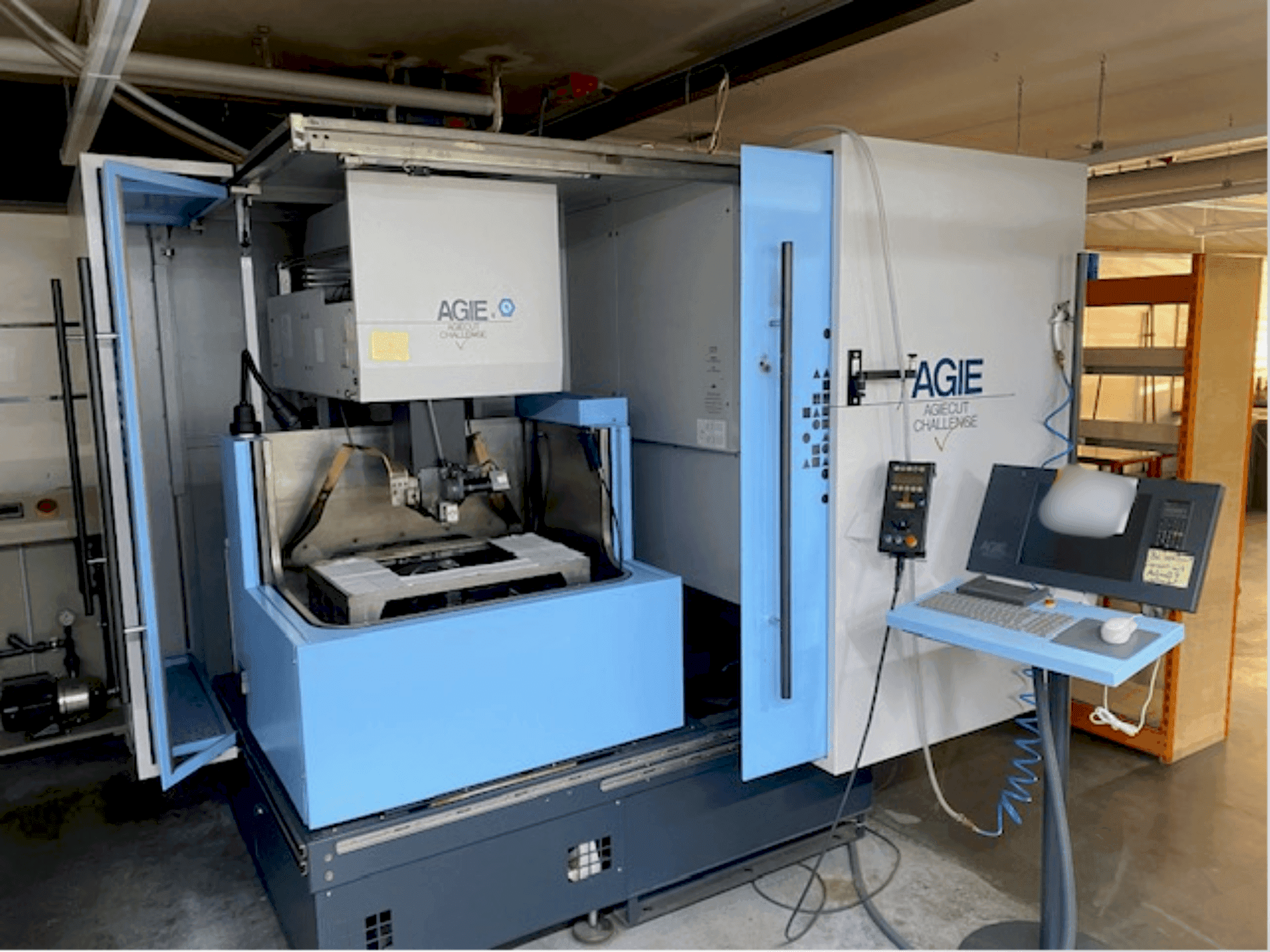 Čelní pohled na AGIE Agiecut Challenge V2 stroj