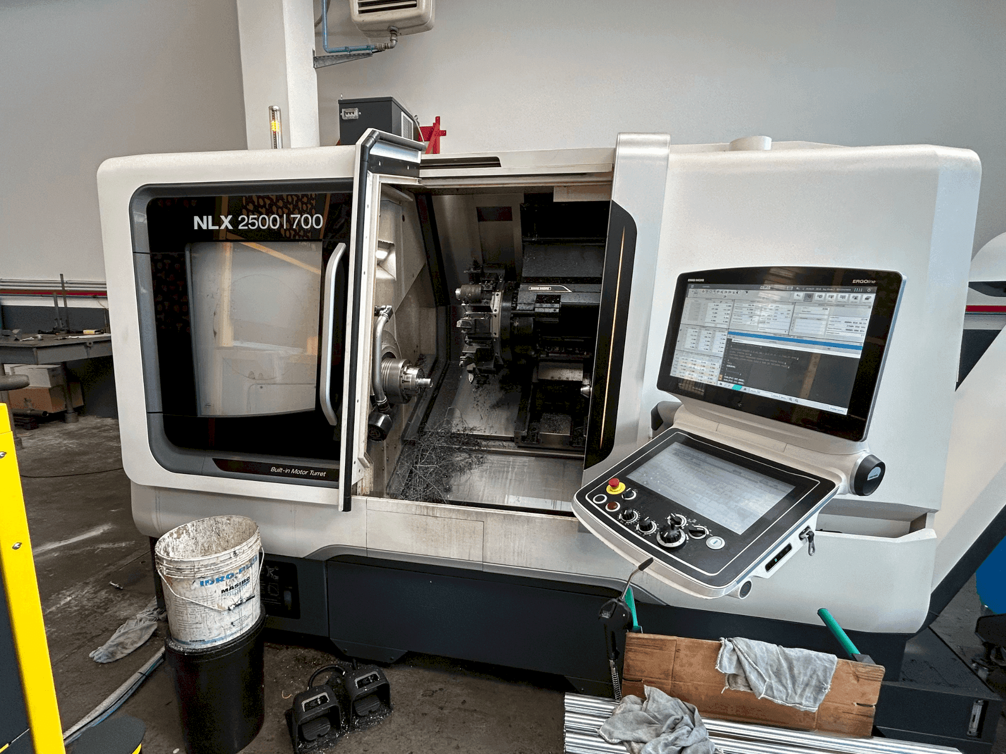 Čelní pohled na DMG MORI NLX 2500 Y / 700 stroj