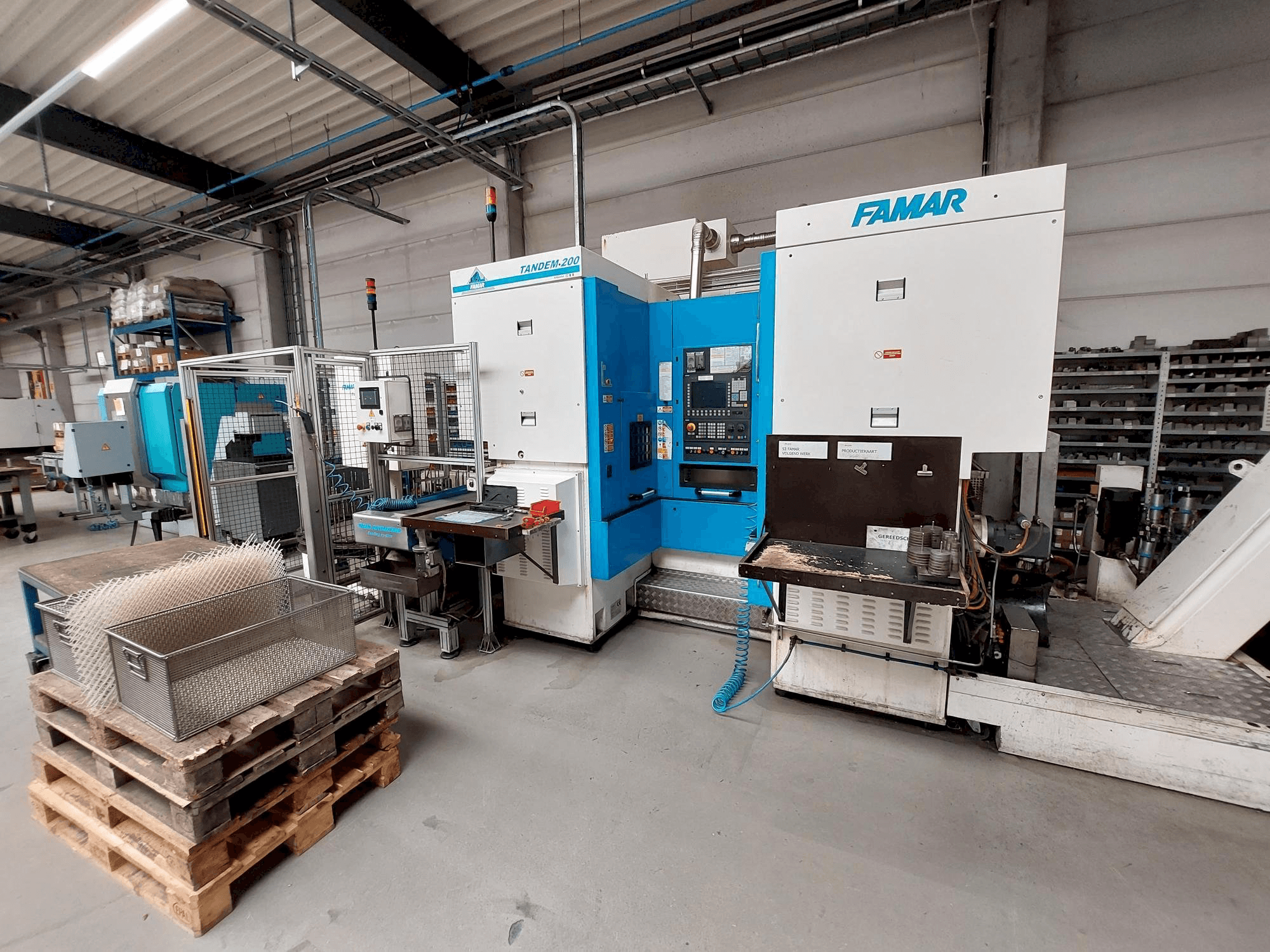 Čelní pohled na Famar Tandem 200 stroj