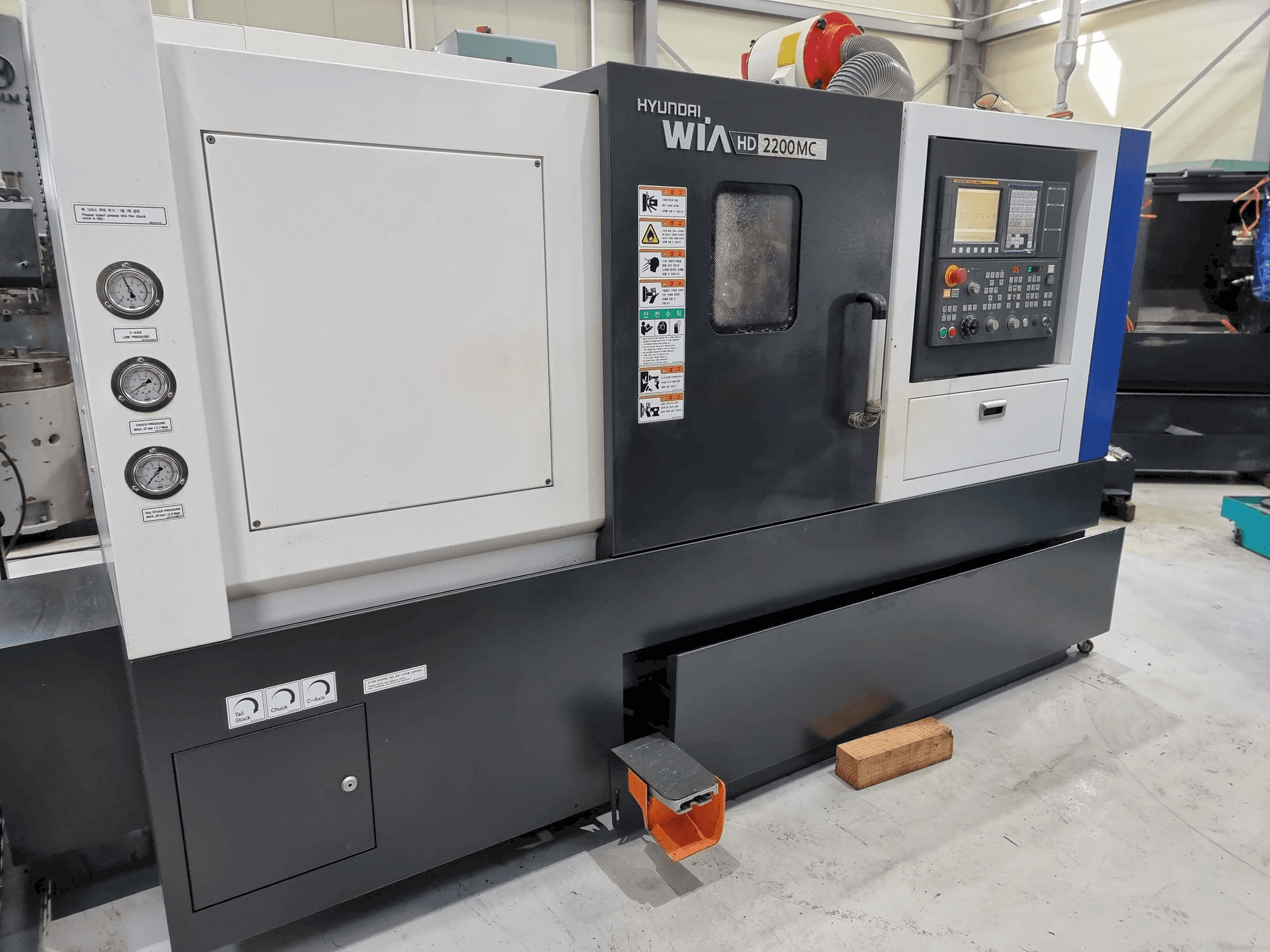 Čelní pohled na Hyundai Wia HD 2200 MC stroj