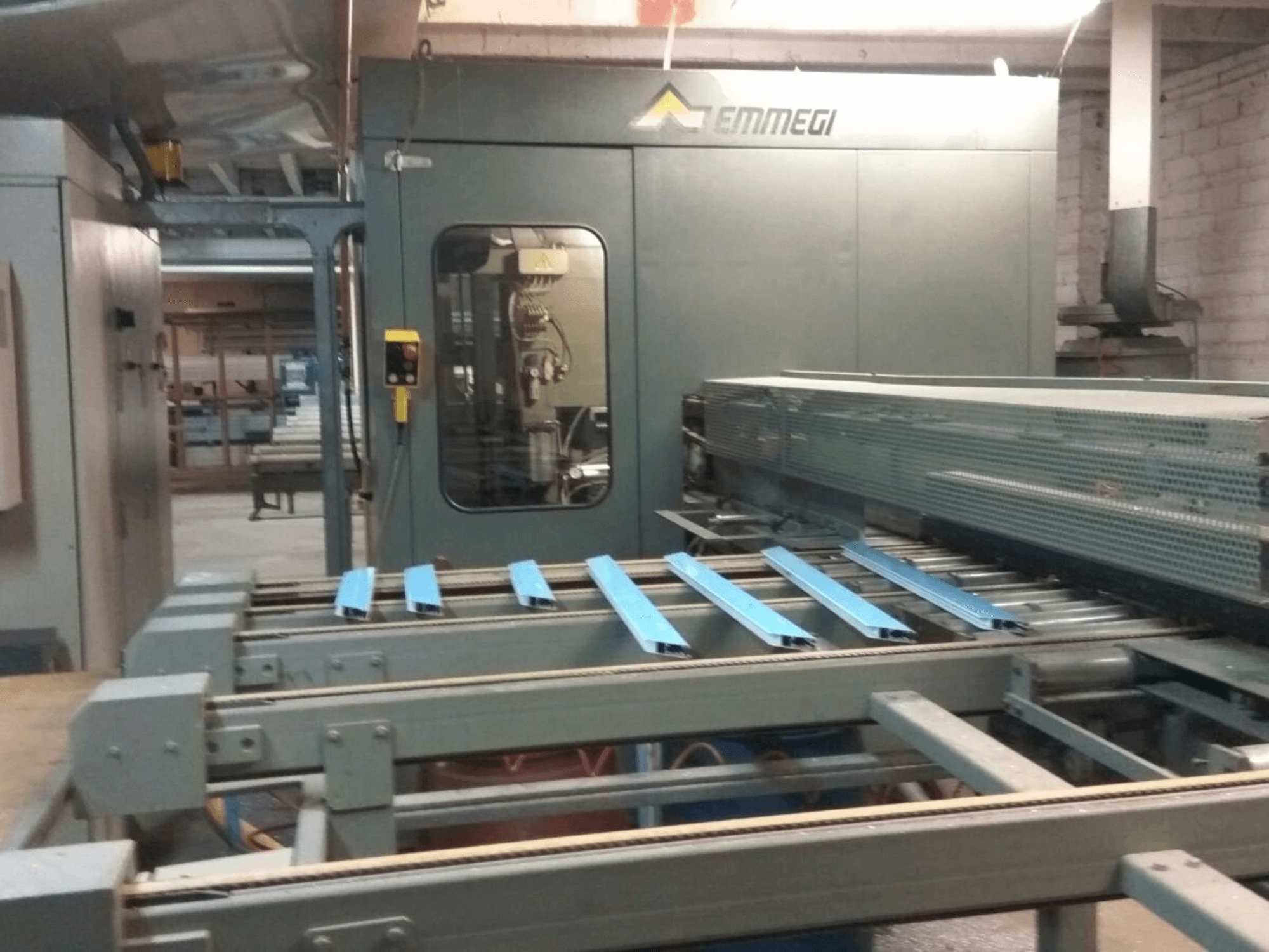 Čelní pohled na Emmegi Quadra stroj