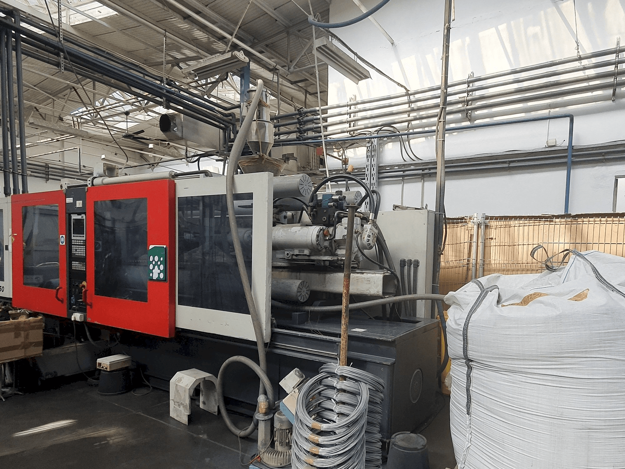 Čelní pohled na FERROMATIK MILACRON MAXIMA MV 350 stroj