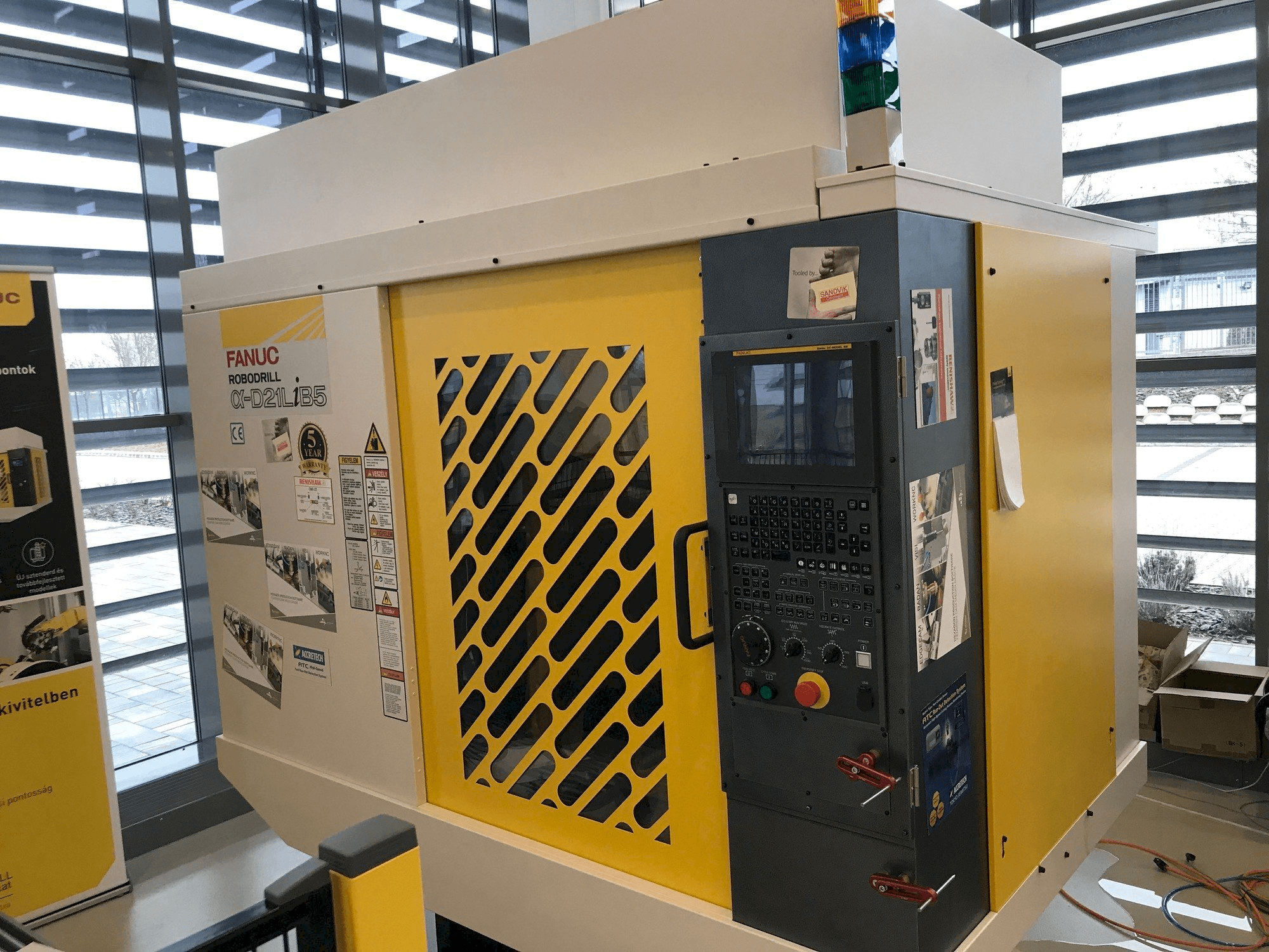 Čelní pohled na FANUC Robodrill Alpha D21LIB5 stroj