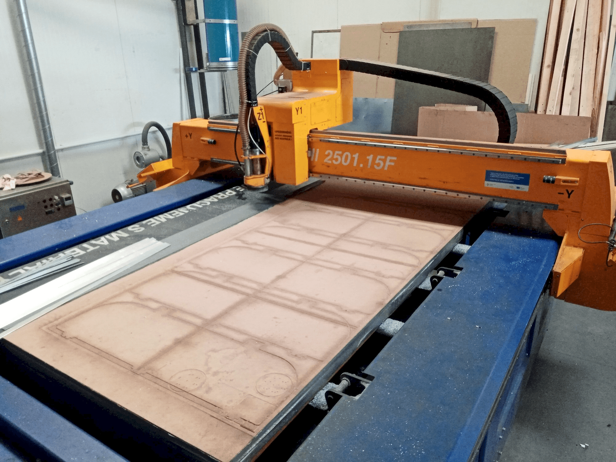 Čelní pohled na MicroStep MICROMILL 2501.15F stroj