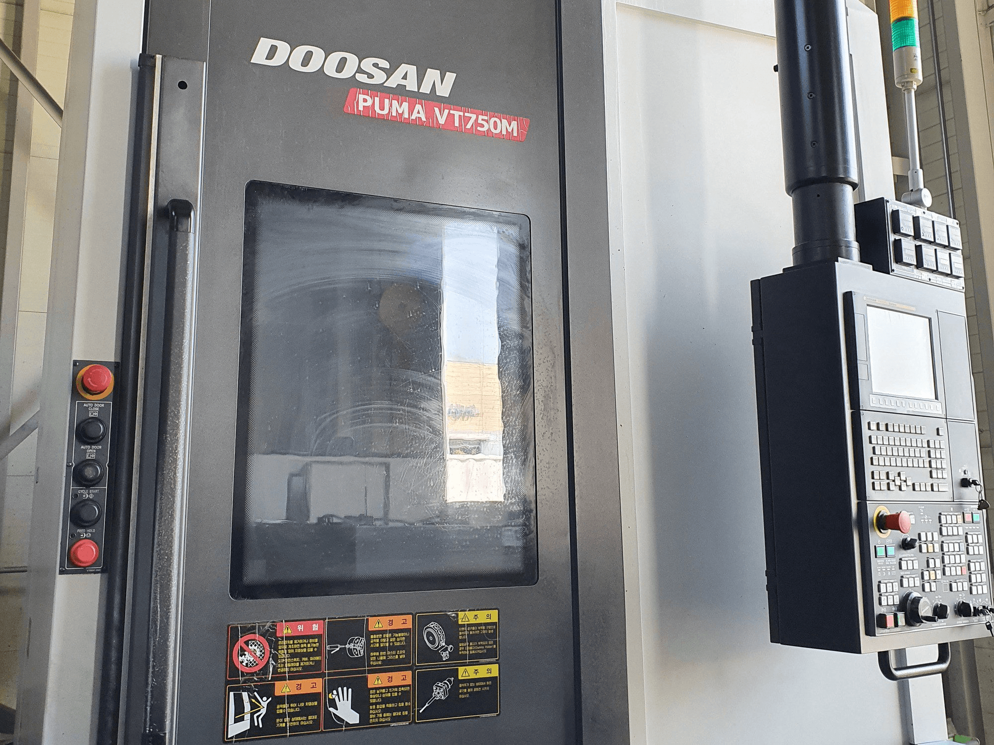 Čelní pohled na Doosan VT750M stroj