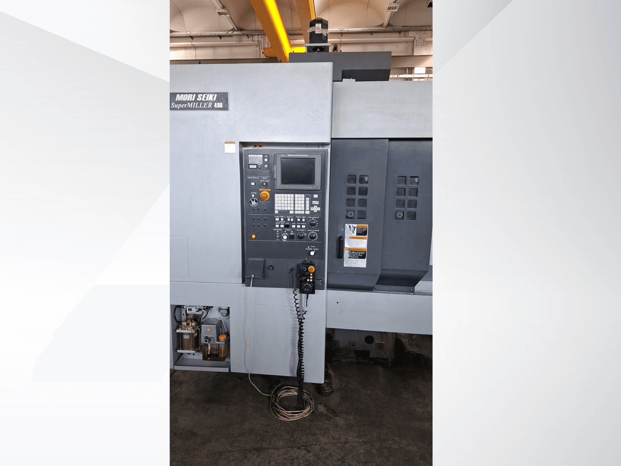 Vertikální obráběcí centrum MORI SEIKI ZV 400 SUPER MILLER, čelní pohled zobrazující ovládací panel a ovládací tlačítka.
