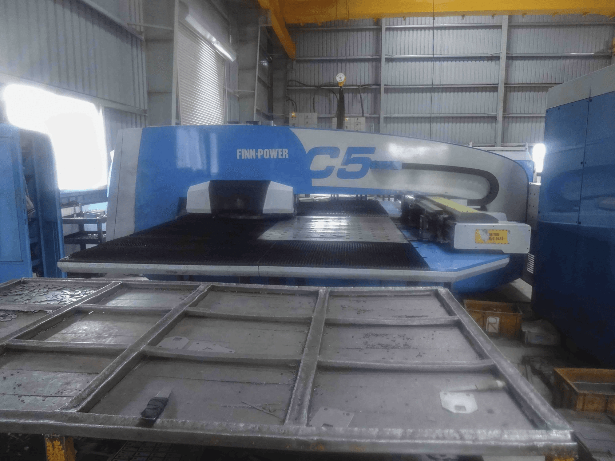 Čelní pohled na Finn-Power C5 stroj