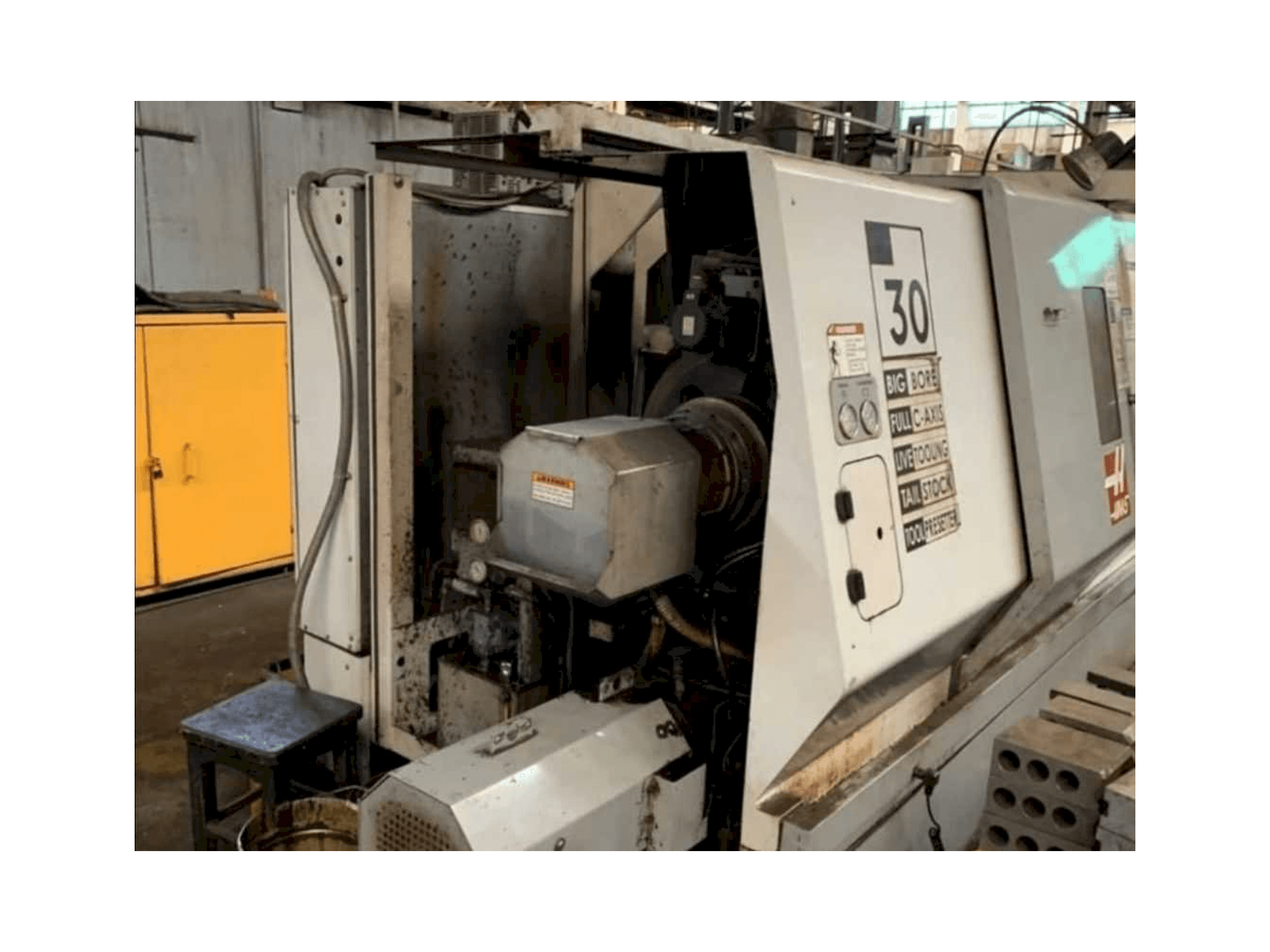 Čelní pohled na HAAS SL-30BTHE stroj