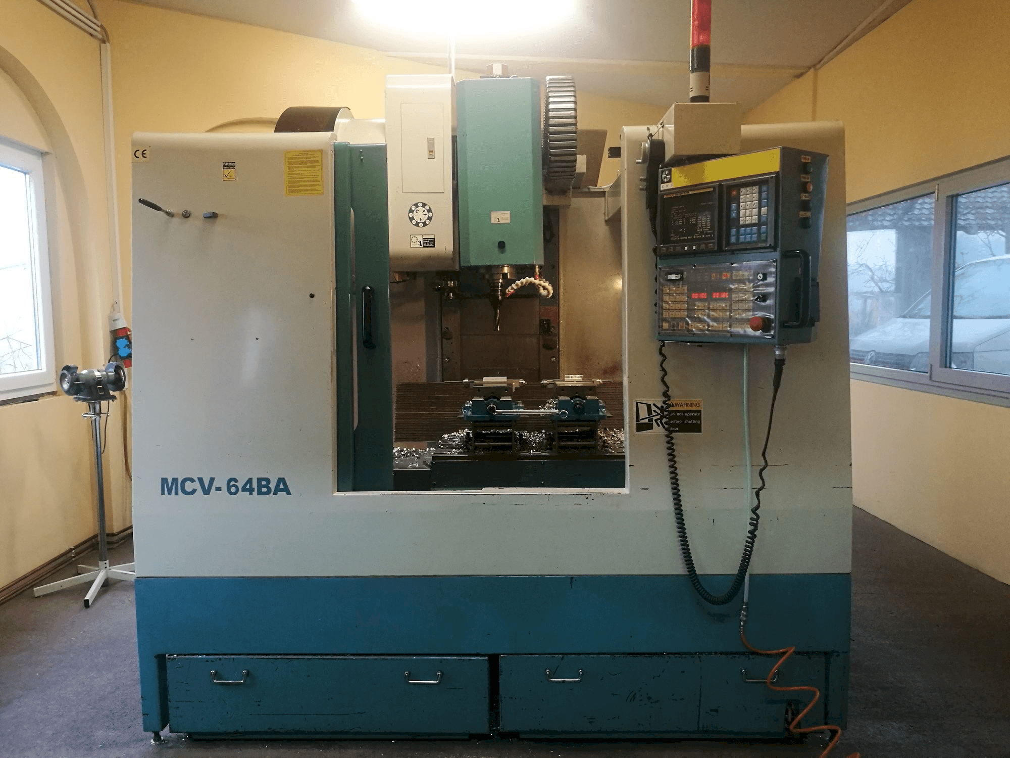 Čelní pohled na PJM MCV-64BA stroj