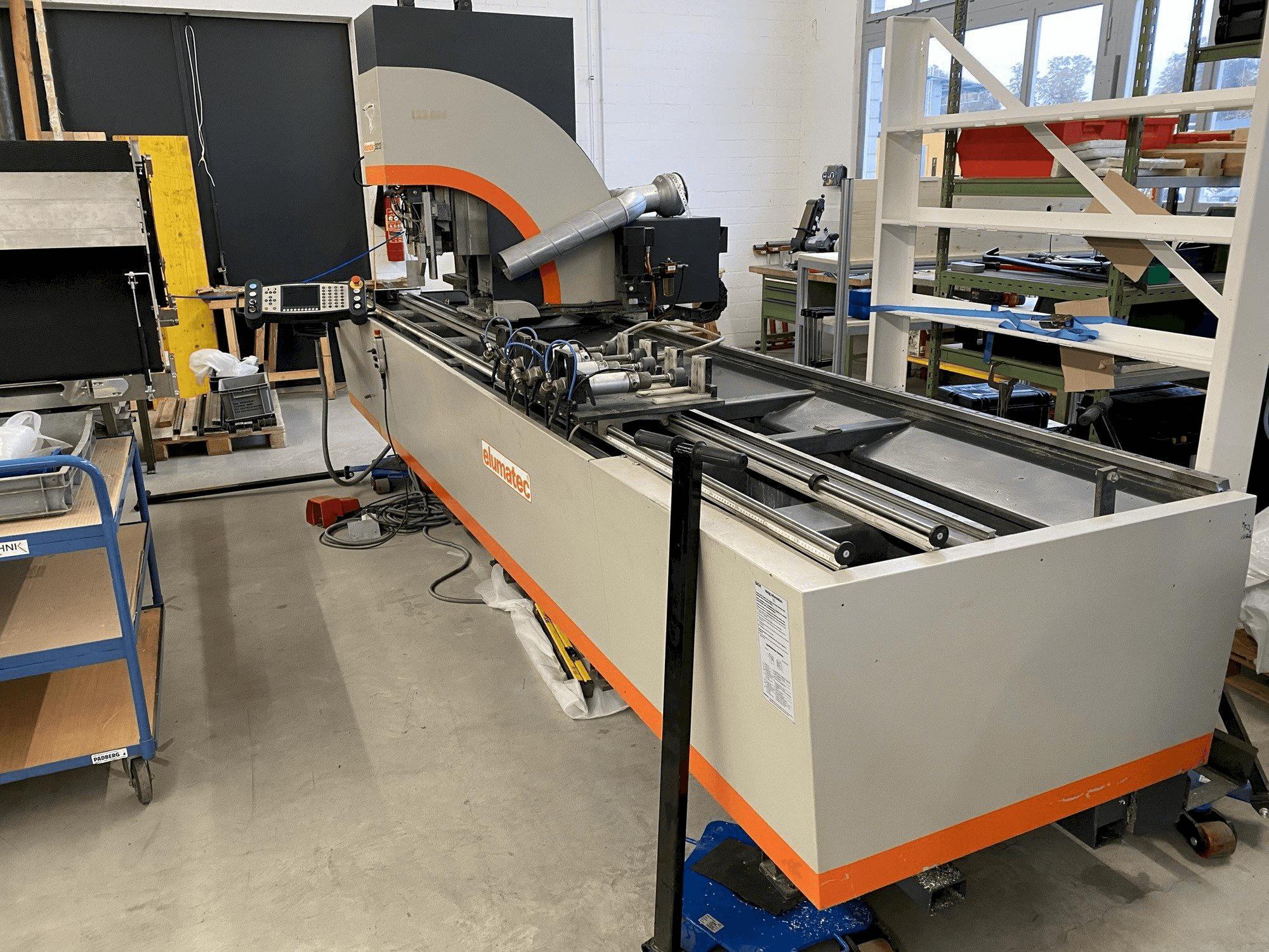 Čelní pohled na Elumatec SBZ 122/3 stroj