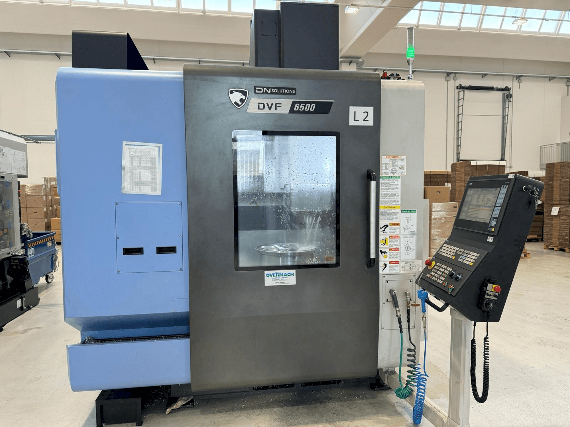 Čelní pohled na DN SOLUTIONS DVF 6500 stroj