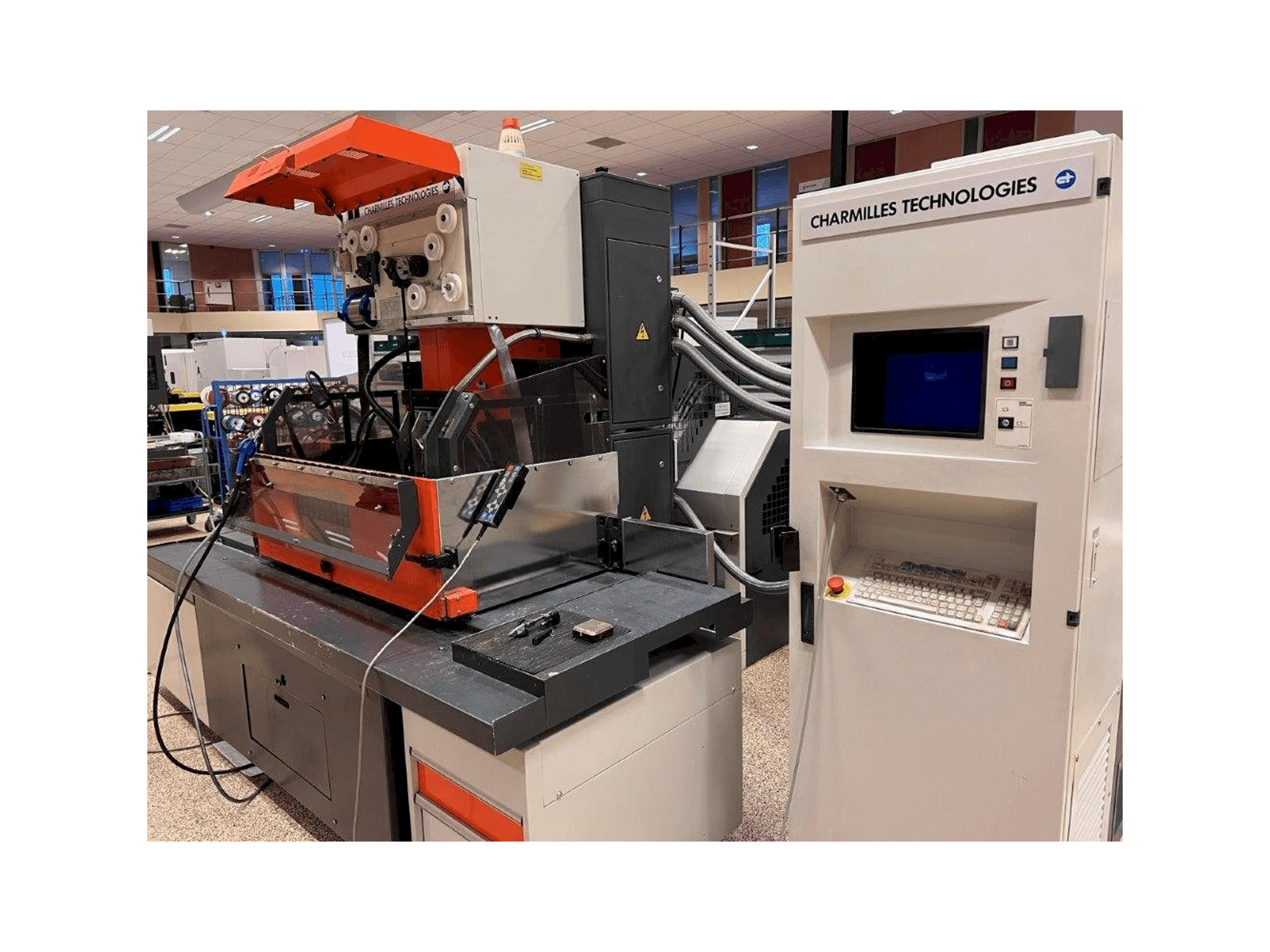 Čelní pohled na CHARMILLES Robofil FI6020 CSL2 stroj