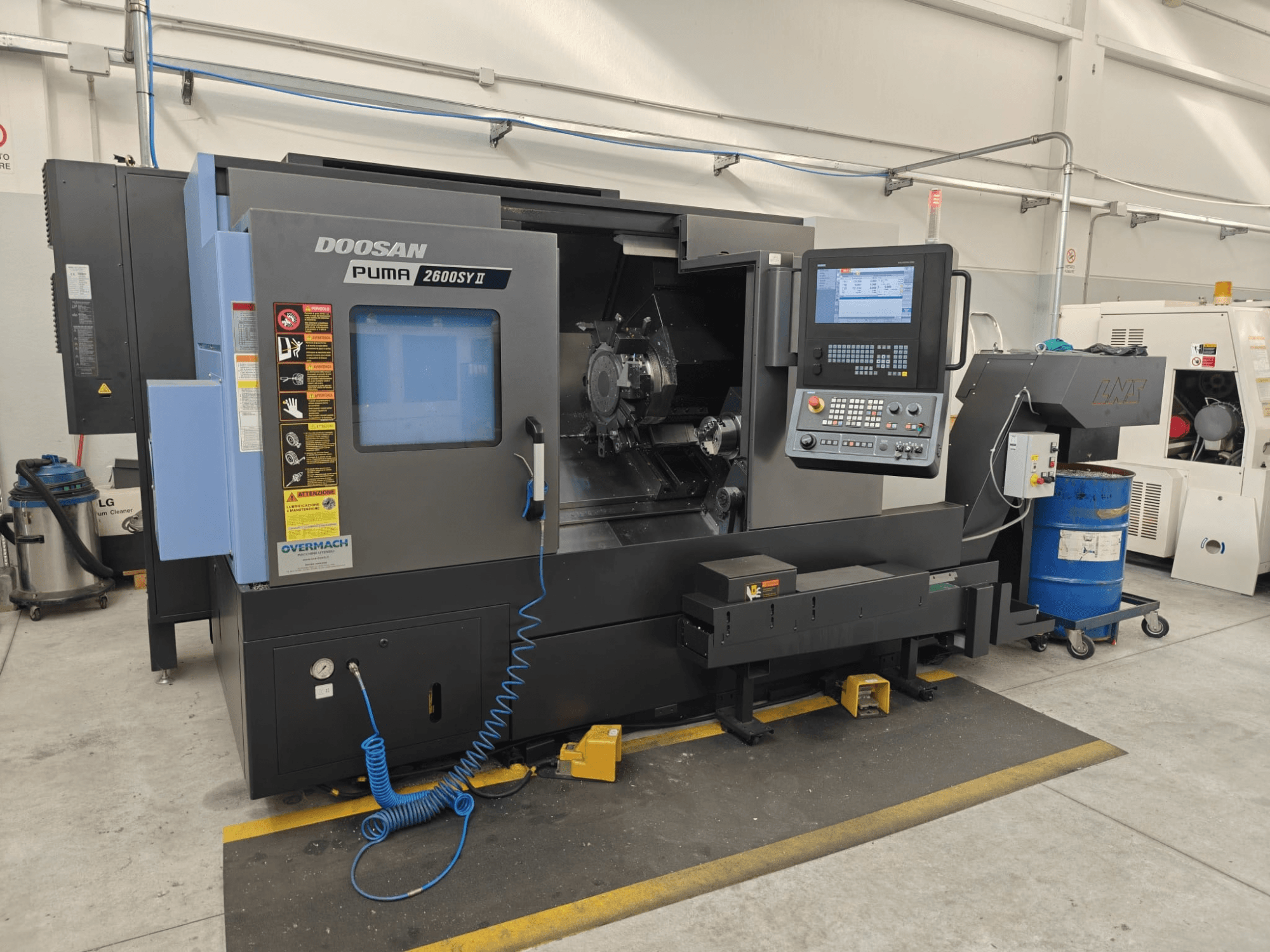Horizontální soustruh DOOSAN Puma 2600 SY II, pohled zepředu, s ovládacím panelem a provozními indikátory.