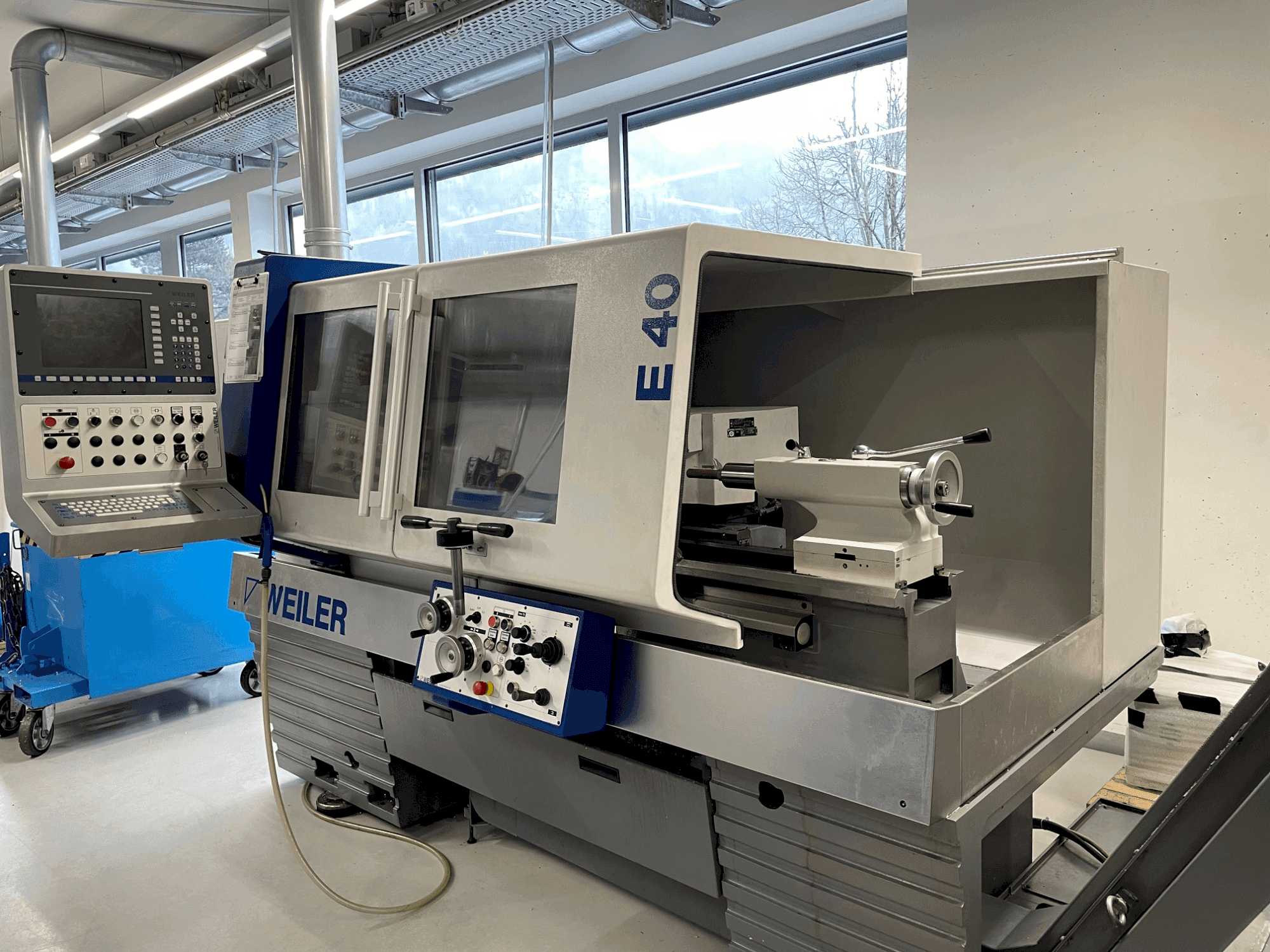 Čelní pohled na Weiler E 40 x 1000 stroj