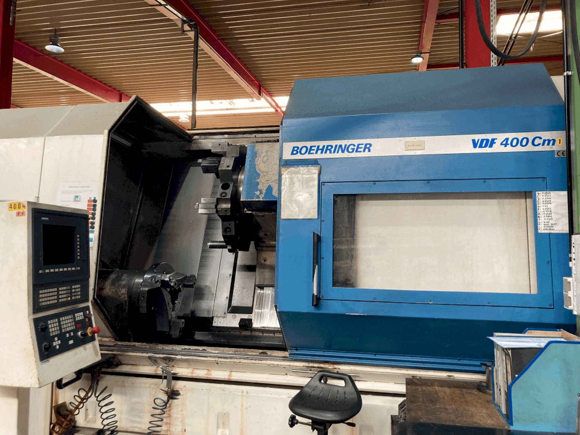 Čelní pohled na BOEHRINGER C400 stroj