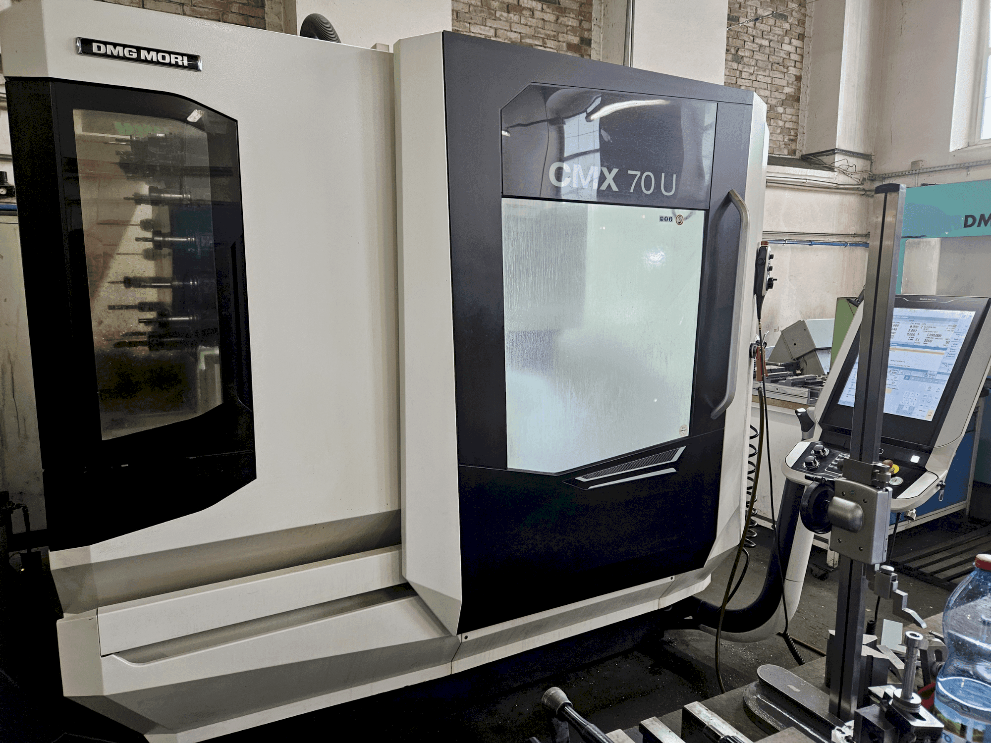Čelní pohled na DMG MORI CMX 70U stroj