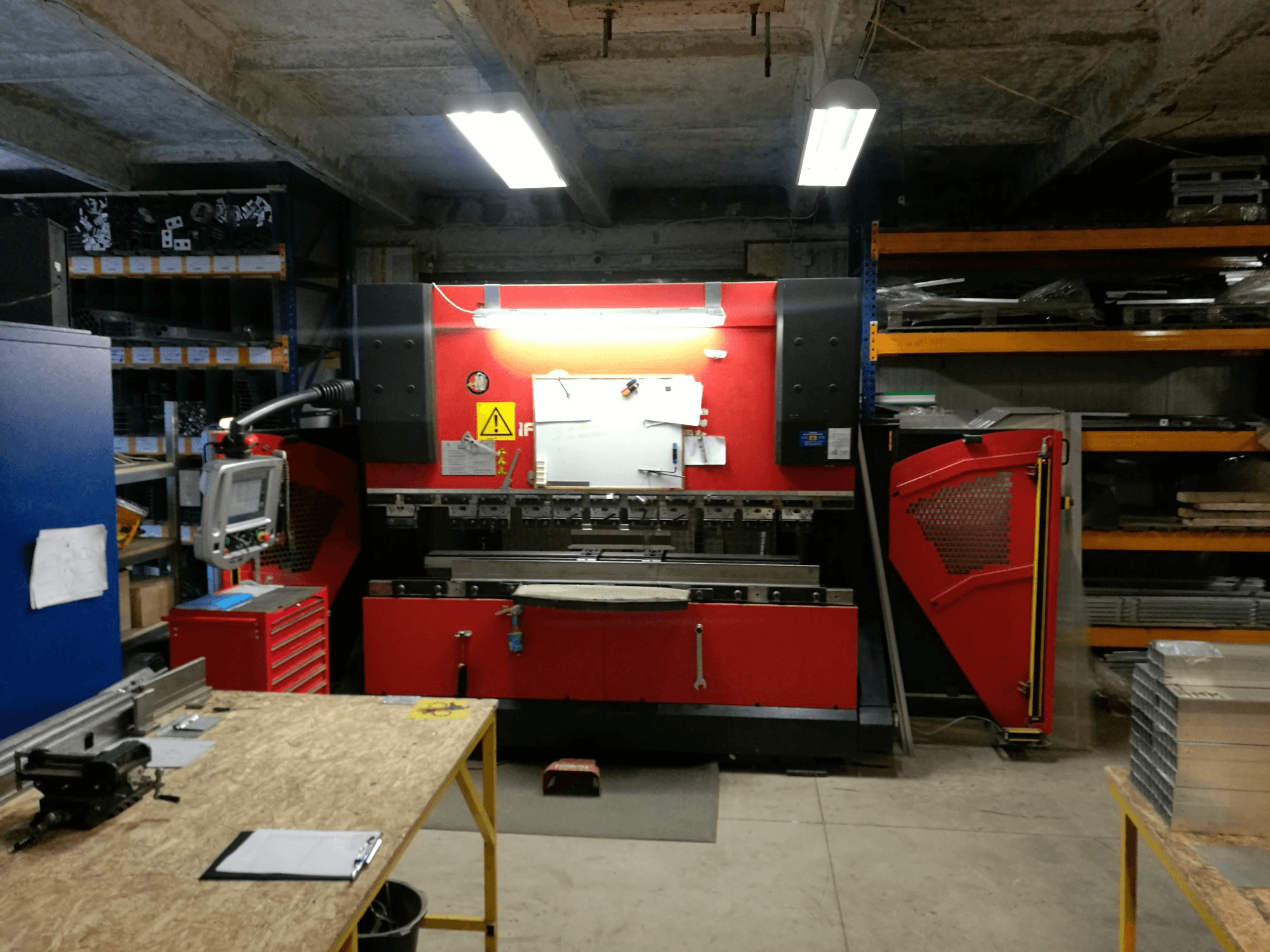 Čelní pohled na AMADA HFP 80-25 stroj