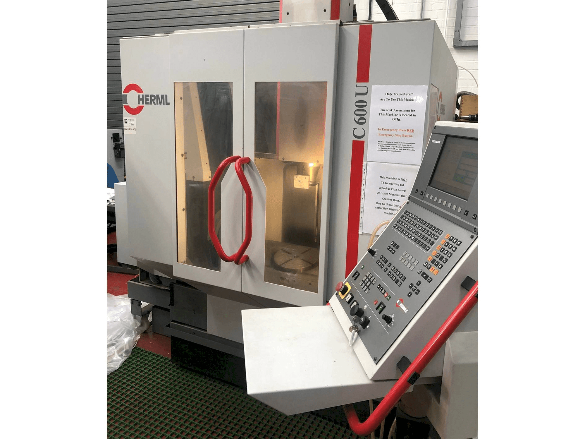 Čelní pohled na HERMLE B 600 U stroj