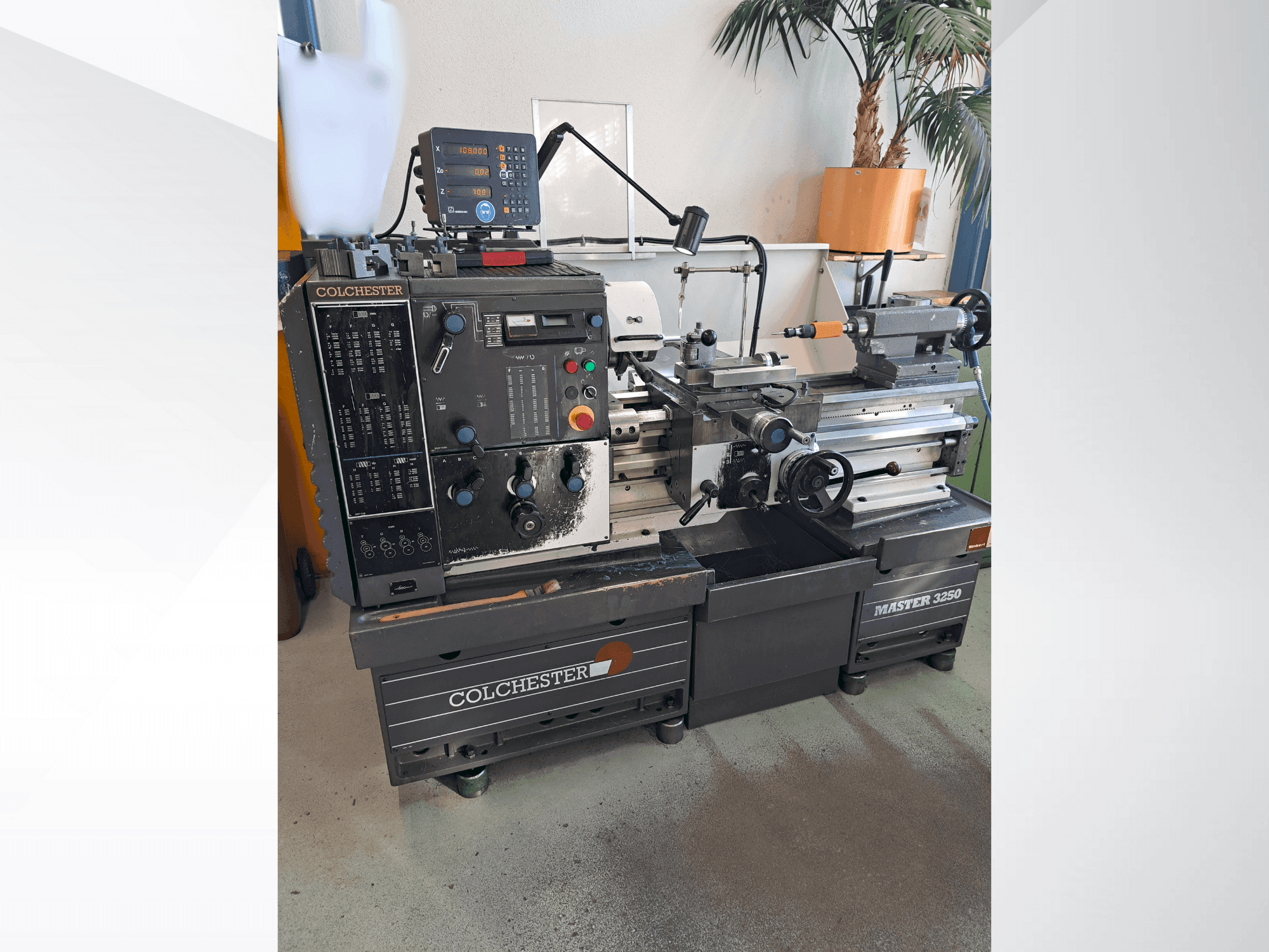 Čelní pohled na Colchester Master 3250 stroj