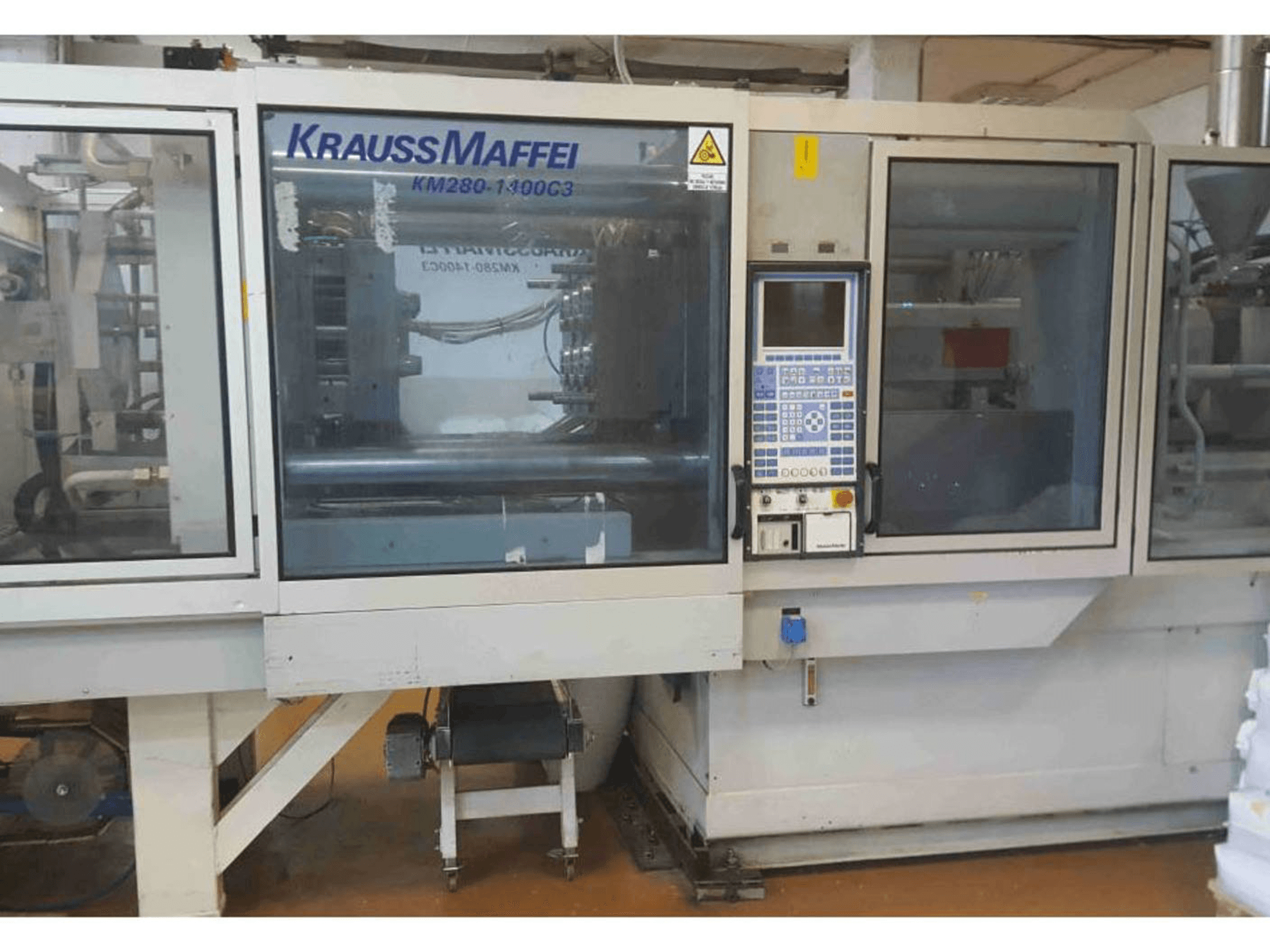 Čelní pohled na Krauss Maffei KM 280-1400 C3 stroj