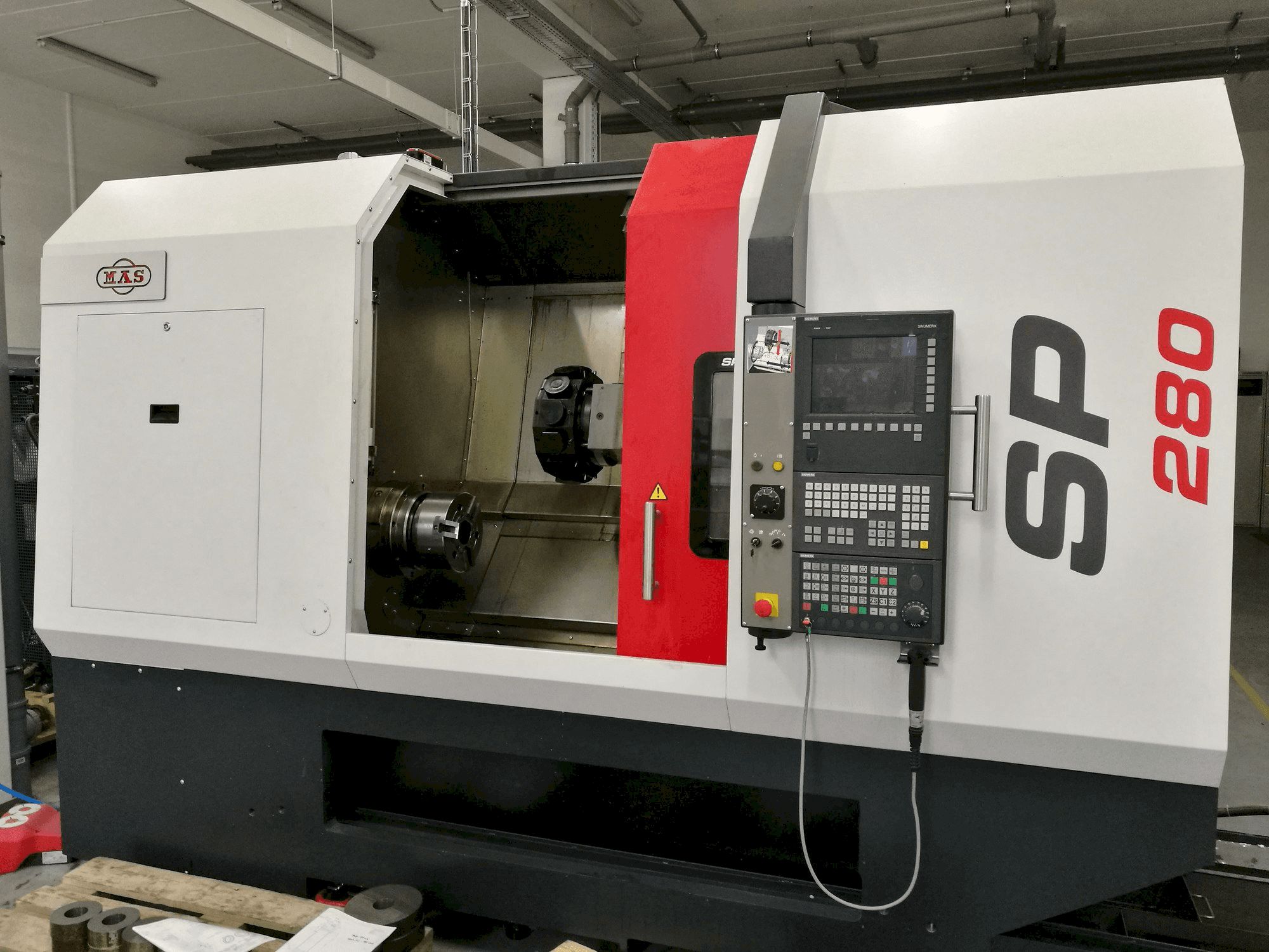 Čelní pohled na KOVOSVIT MAS SP 280 SY stroj