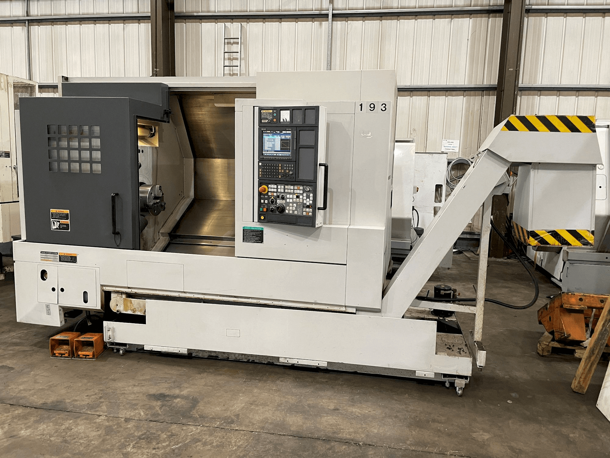 Čelní pohled na MORI SEIKI NL 2500/700 stroj