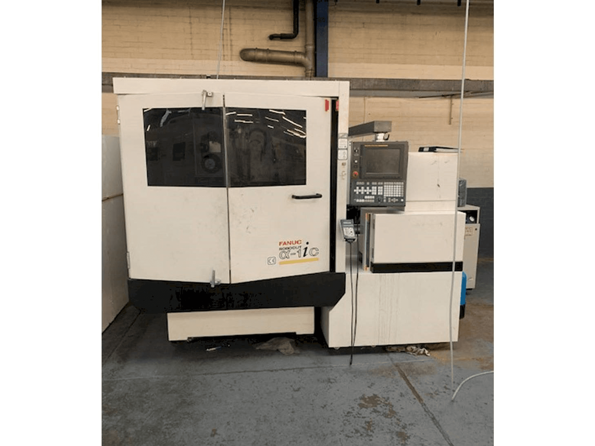 Čelní pohled na FANUC ROBOCUT Alpha -1iC S Axis stroj