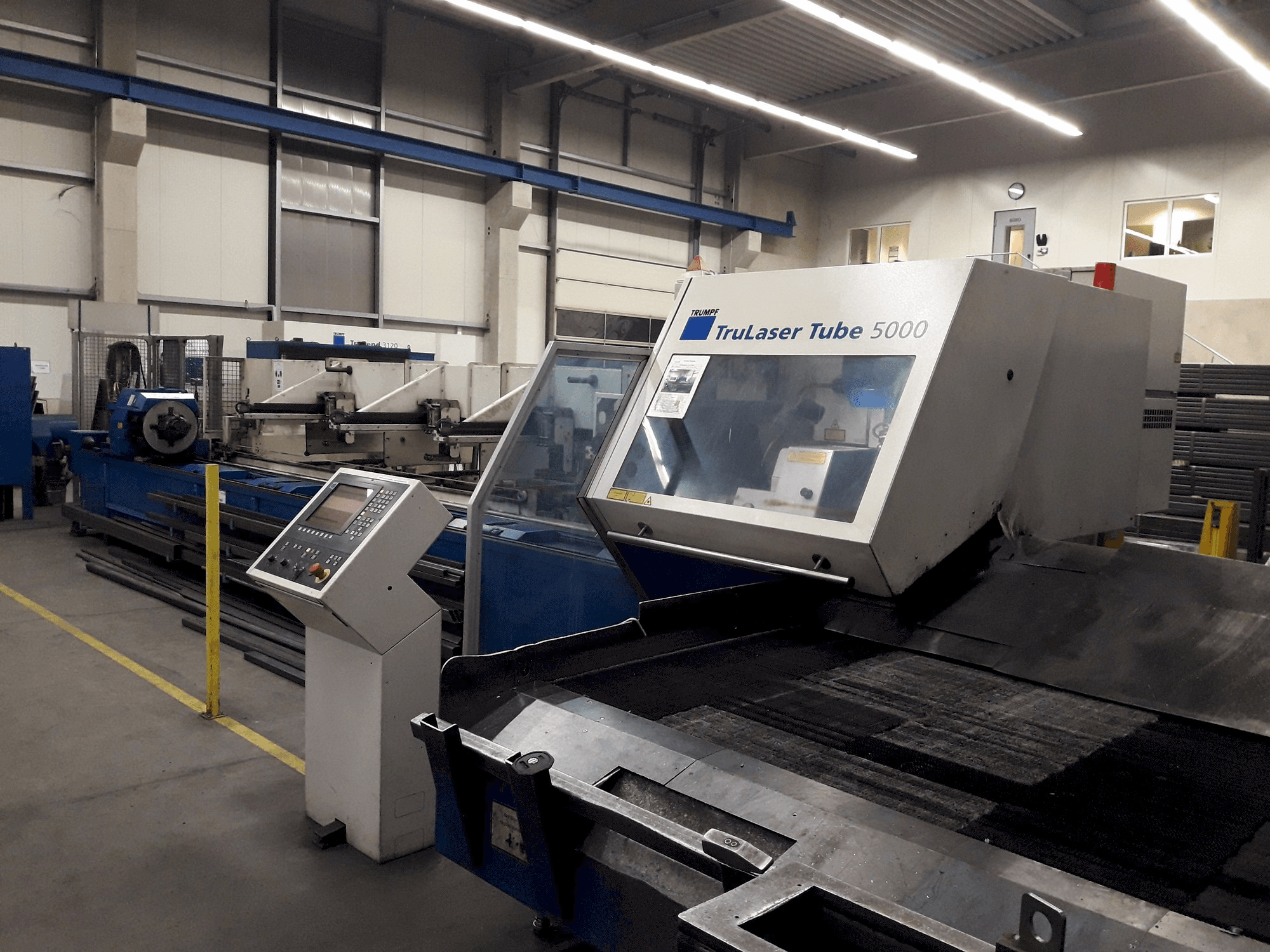 Čelní pohled na Trumpf TruLaser Tube 5000 stroj