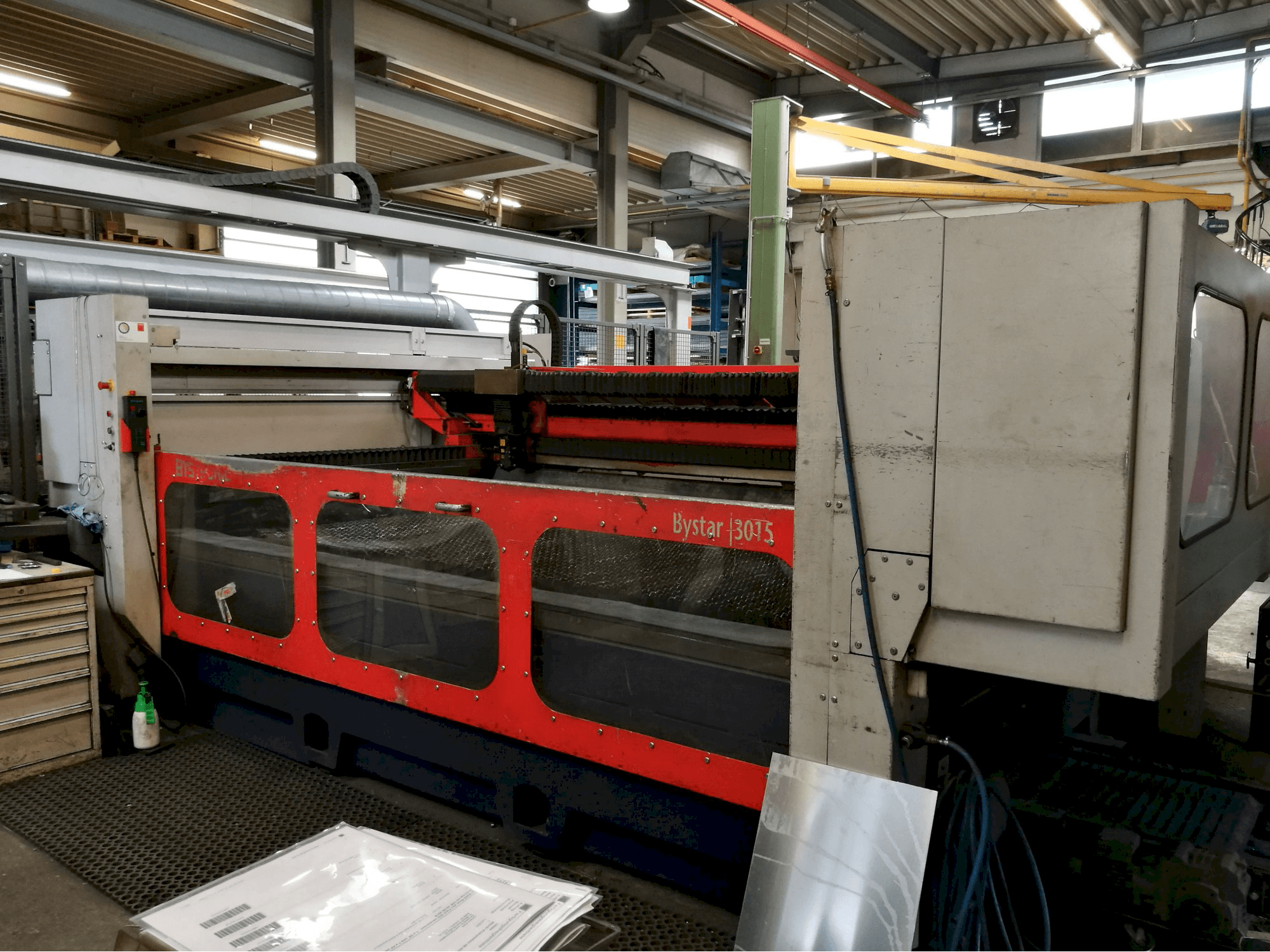 Pravý pohled na Bystronic Bystar 3015 stroj