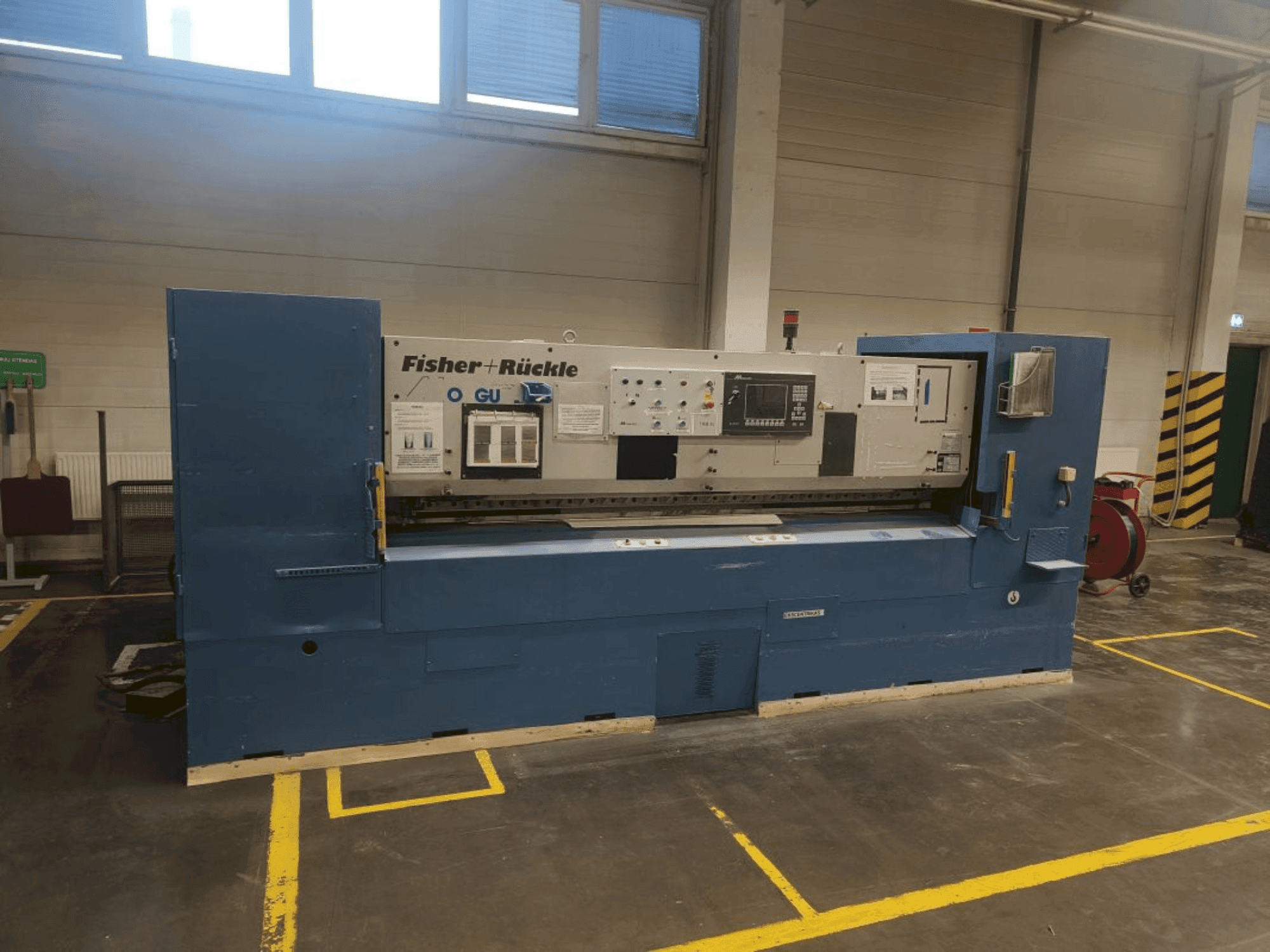 Čelní pohled na FISCHER & RüCKLE Monguzzi AFD 35 / 2600 stroj