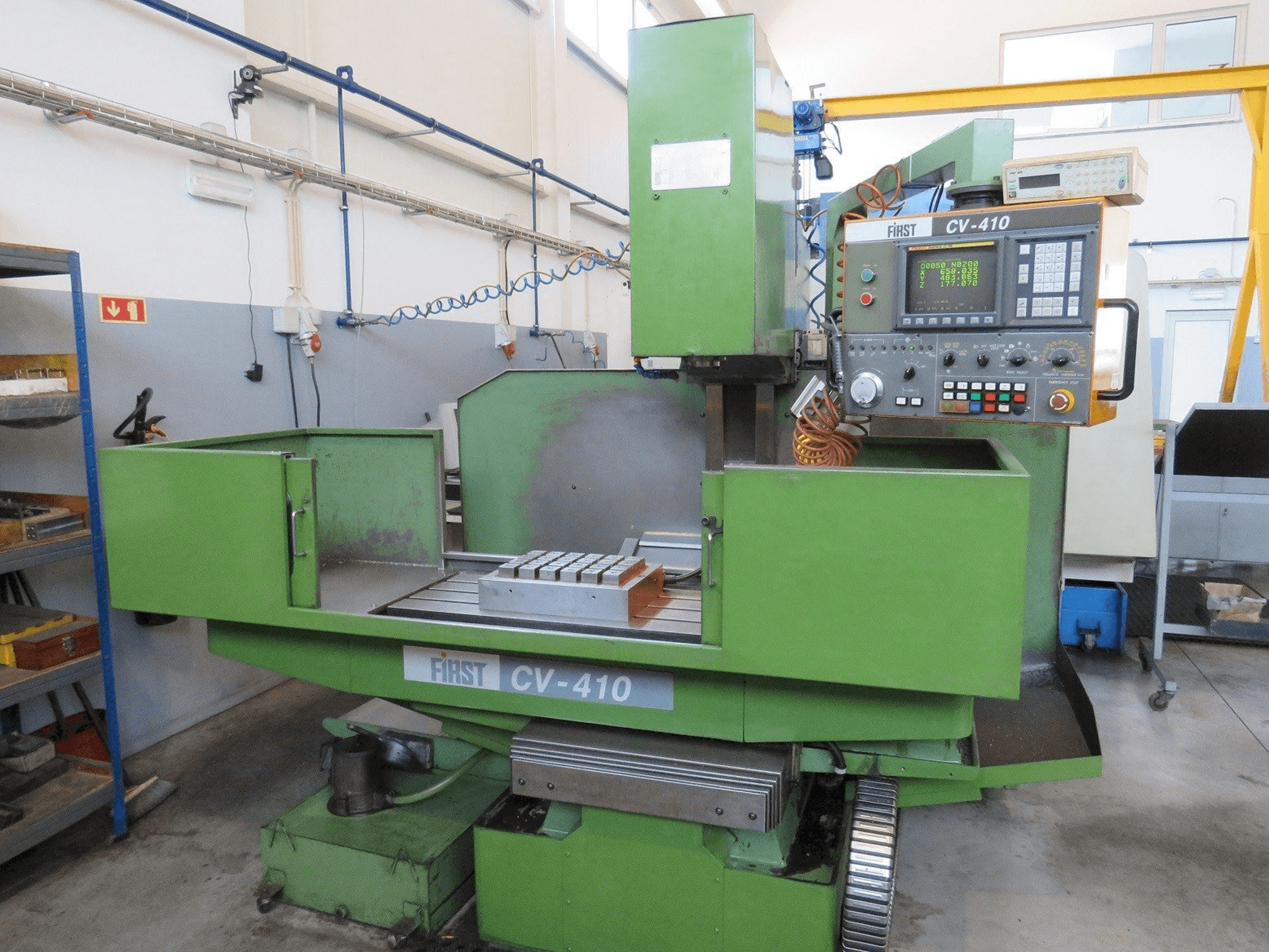 Čelní pohled na FIRST CV-410 stroj