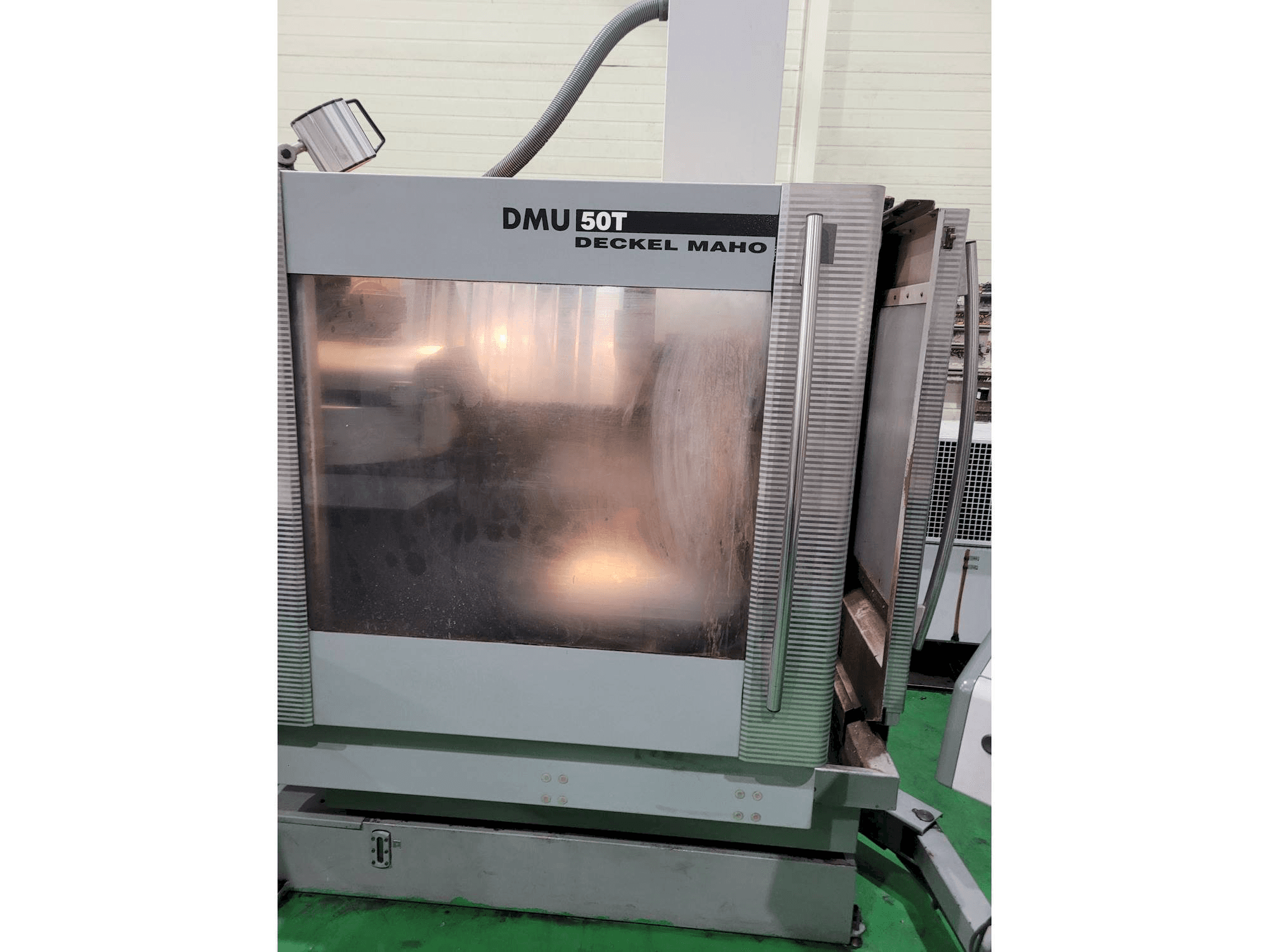 Čelní pohled na DECKEL MAHO DMU 50 T stroj