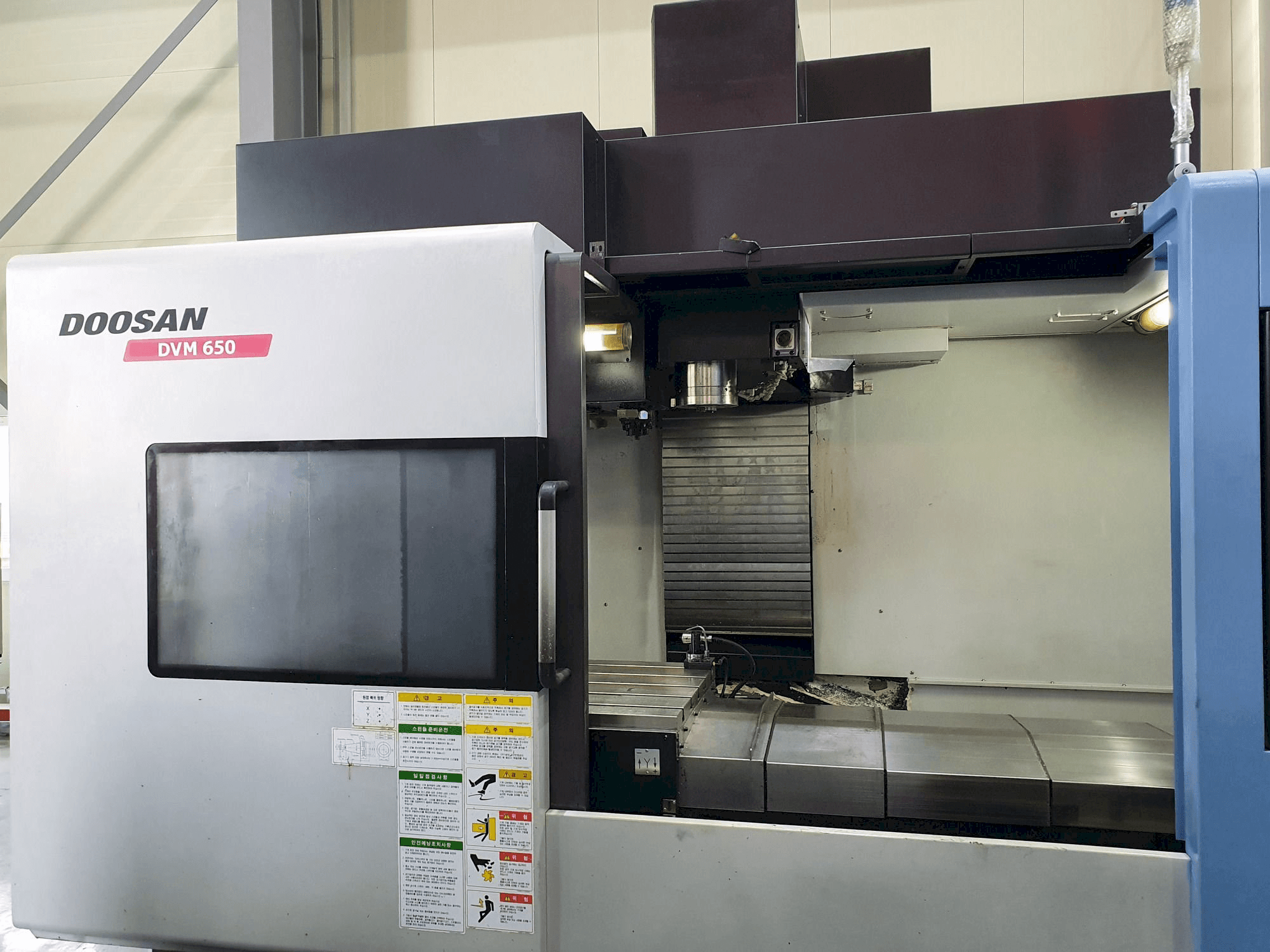 Čelní pohled na Doosan DVM 650 stroj