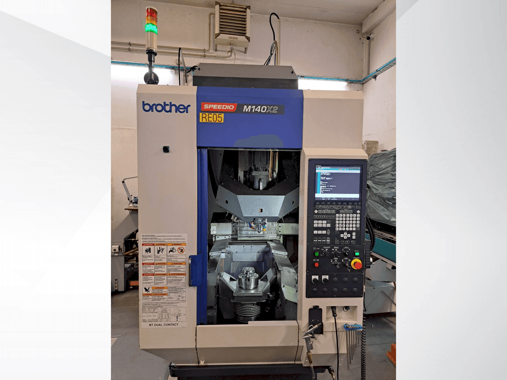 Čelní pohled na Brother SPEEDIO M140X2 stroj