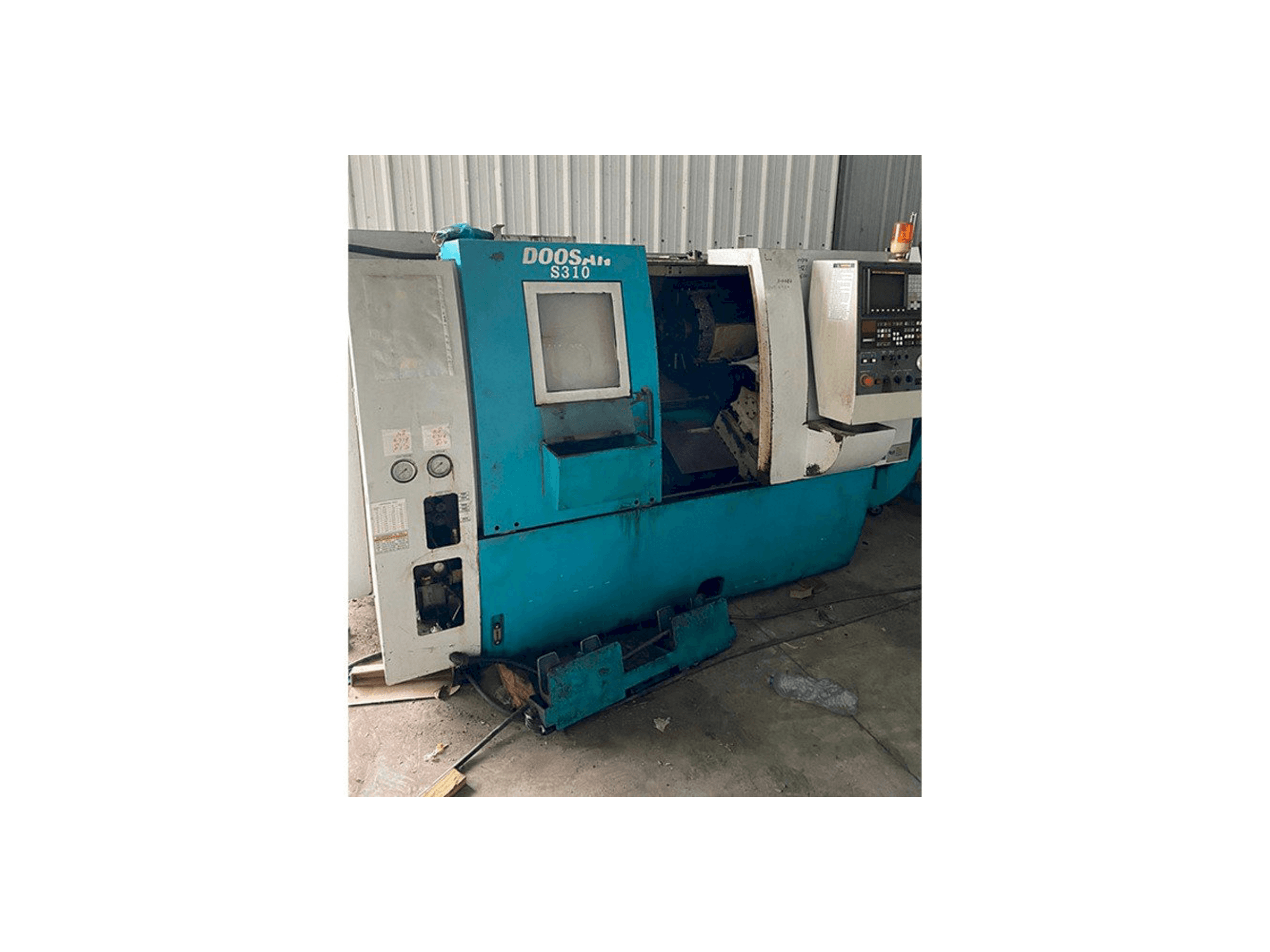 Čelní pohled na Doosan S310 stroj