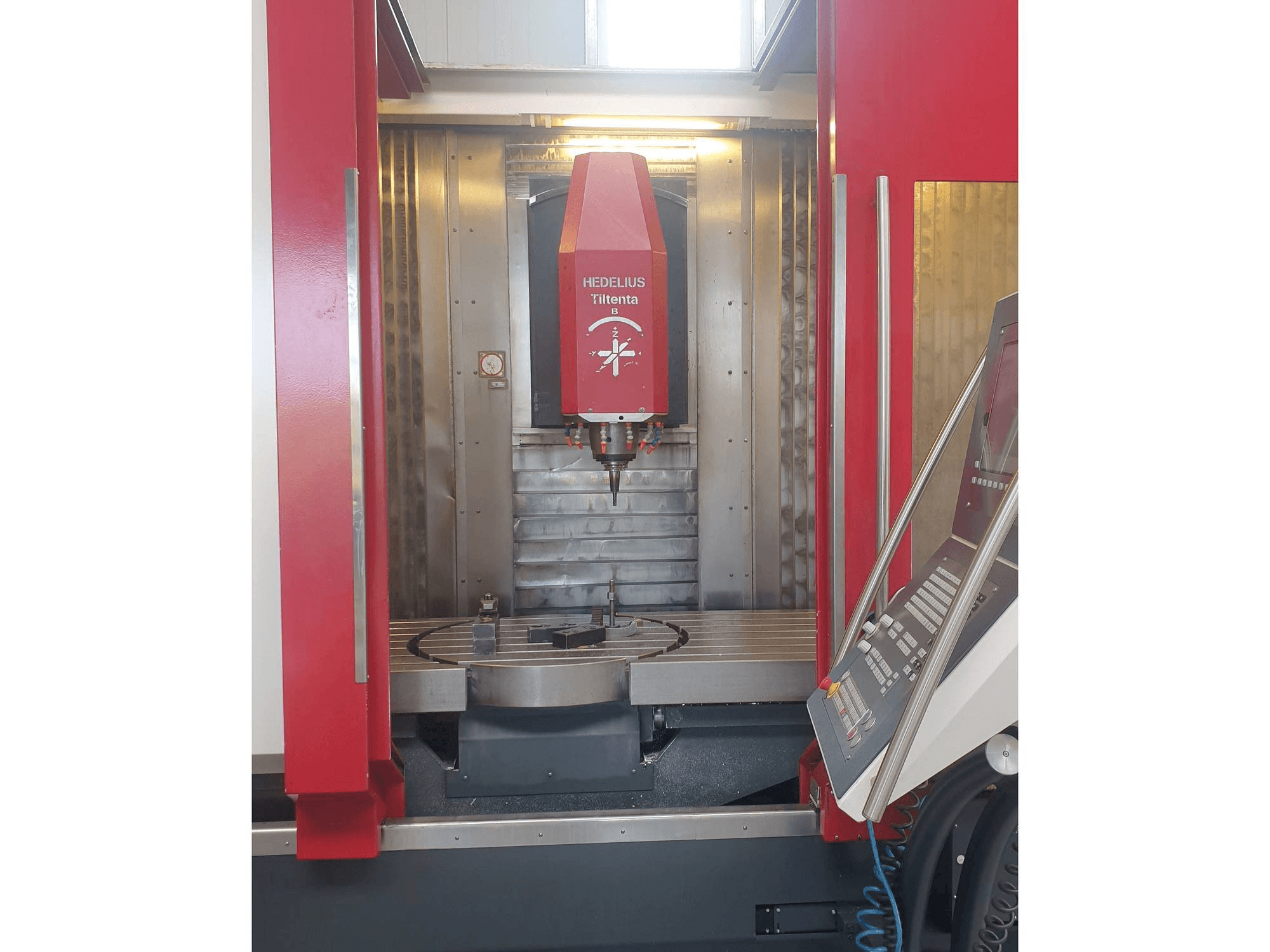 Čelní pohled na HEDELIUS Tiltenta 7 stroj