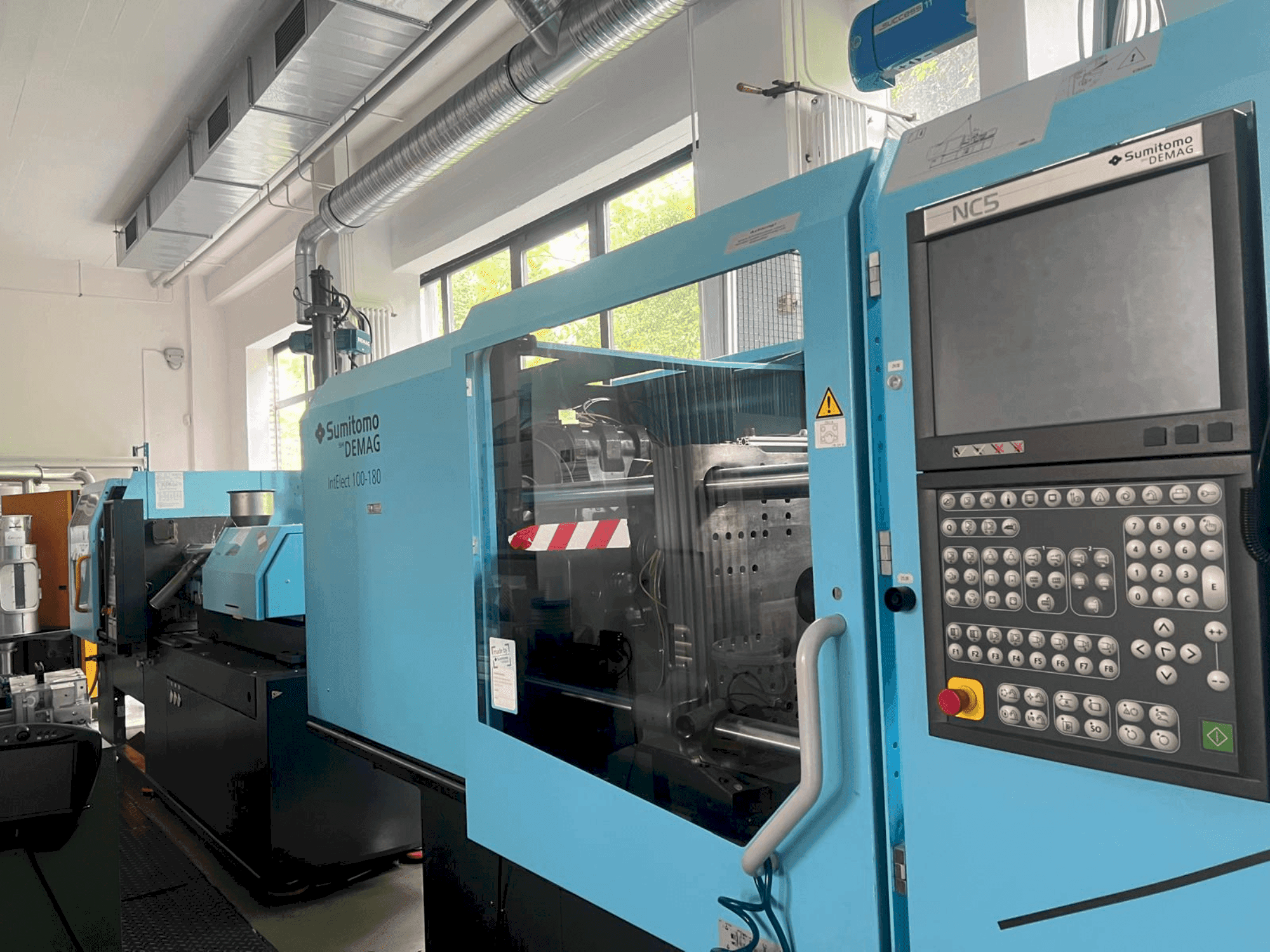 Čelní pohled na SUMITOMO SHI DEMAG IntElect 100/470-180 stroj