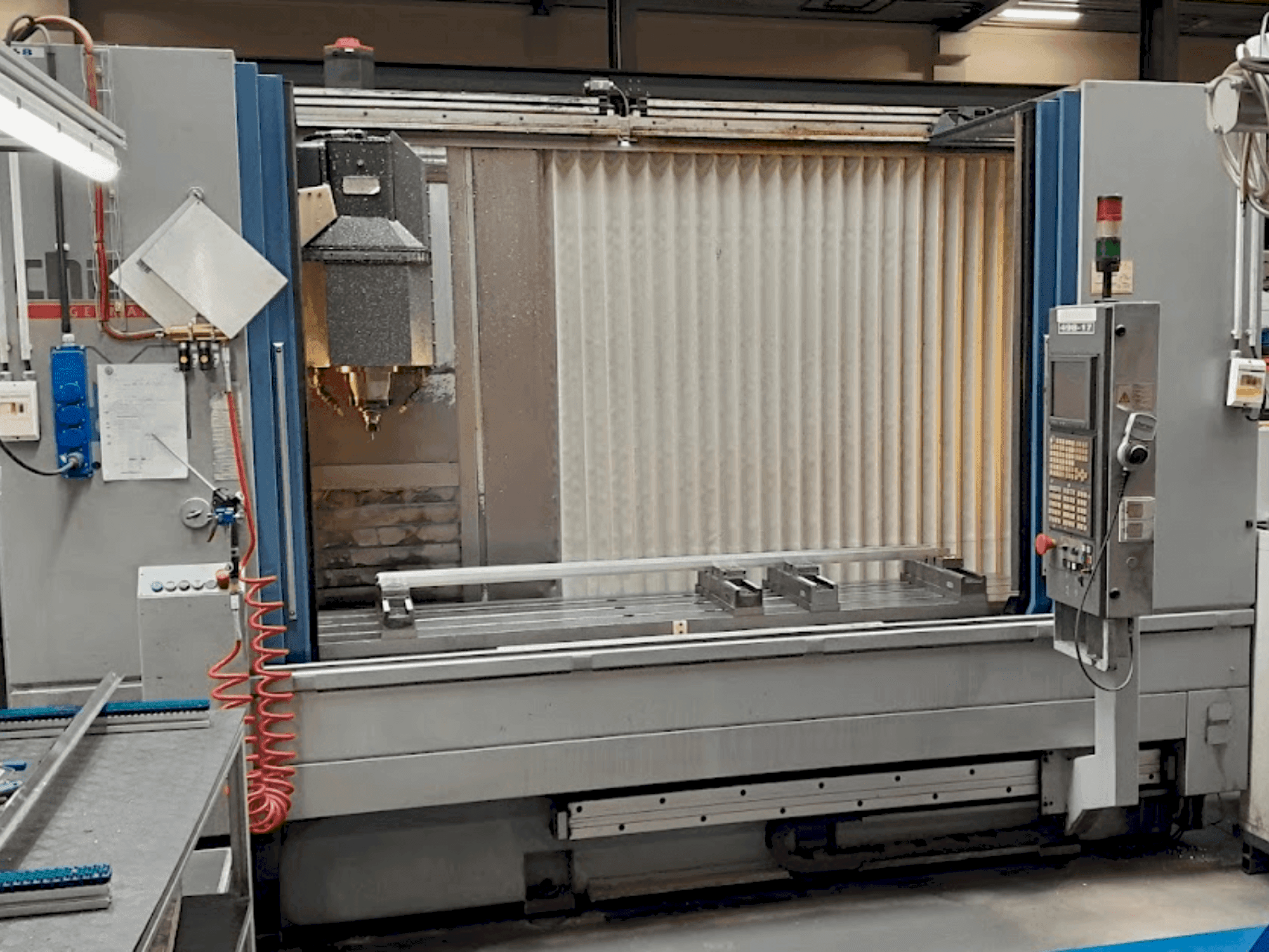 Čelní pohled na CHIRON MILL 2000 stroj