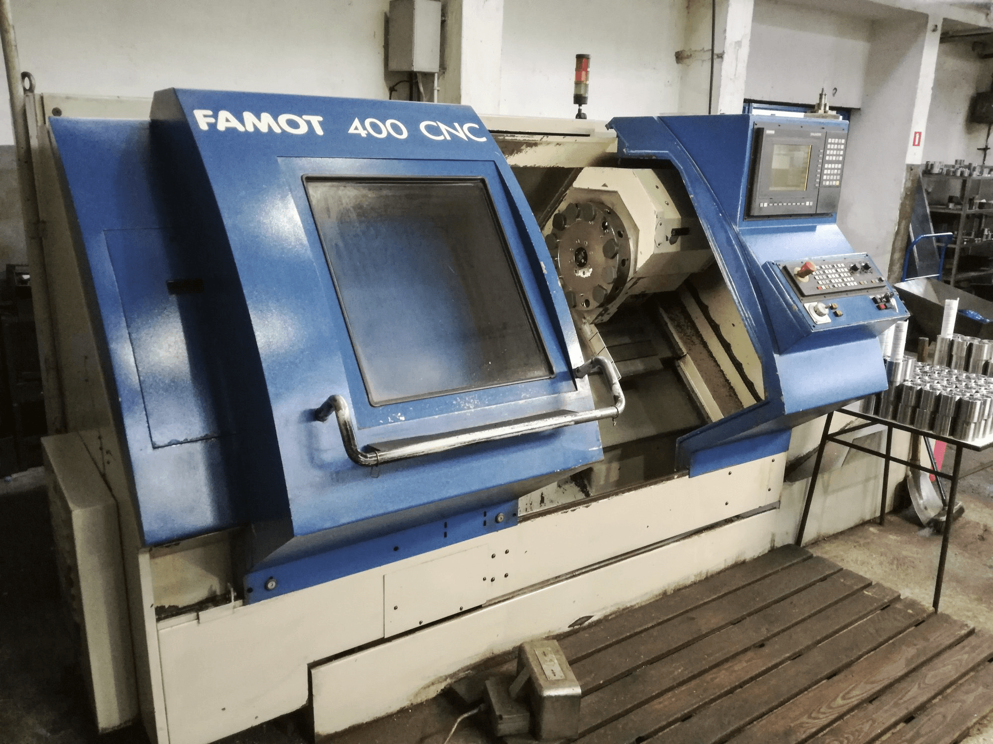 Levý pohled na FAMOT CNC 400 stroj
