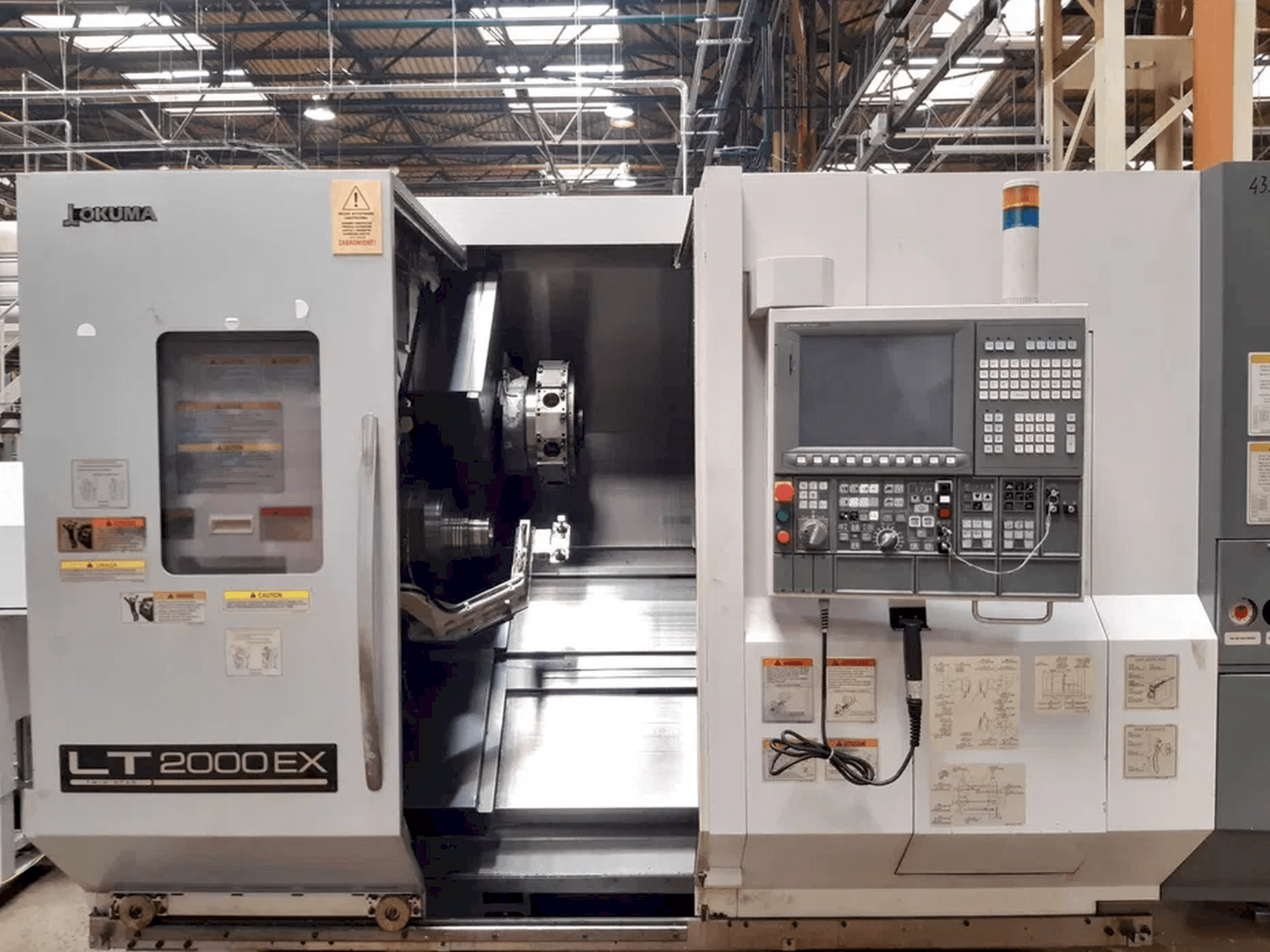 Čelní pohled na Okuma LT2000 EX stroj